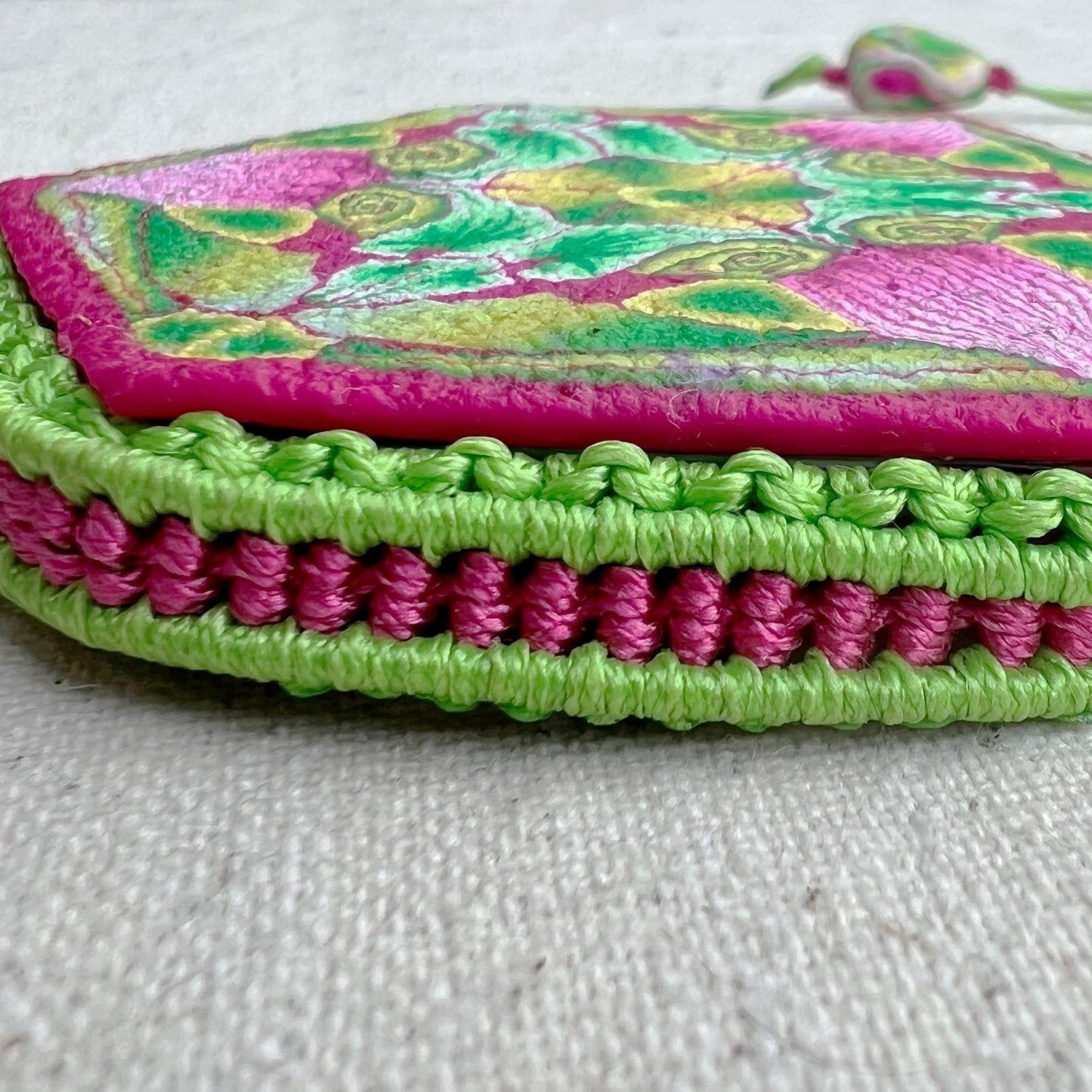 Detalle del trabajo de macramé del medallón