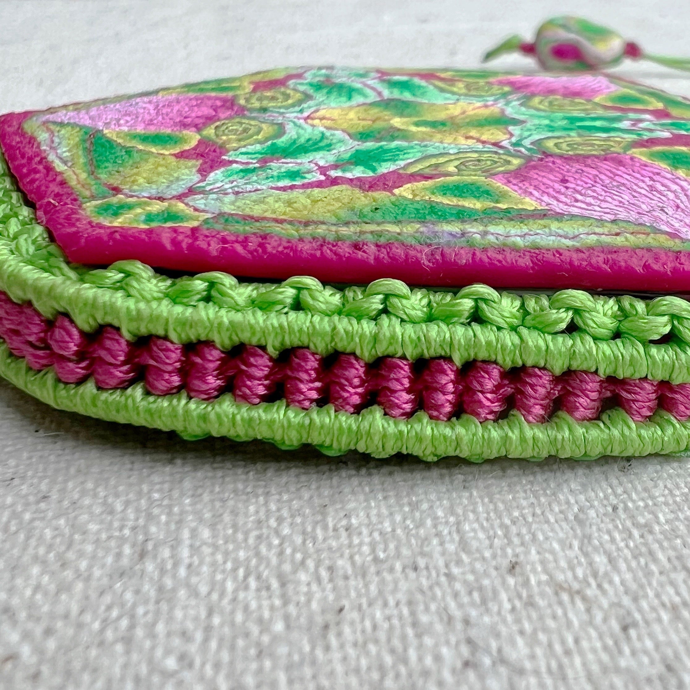Detalle del trabajo de macramé del medallón