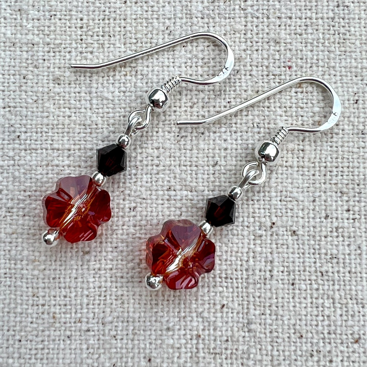 Pendientes en Crystal Red Magma y plata