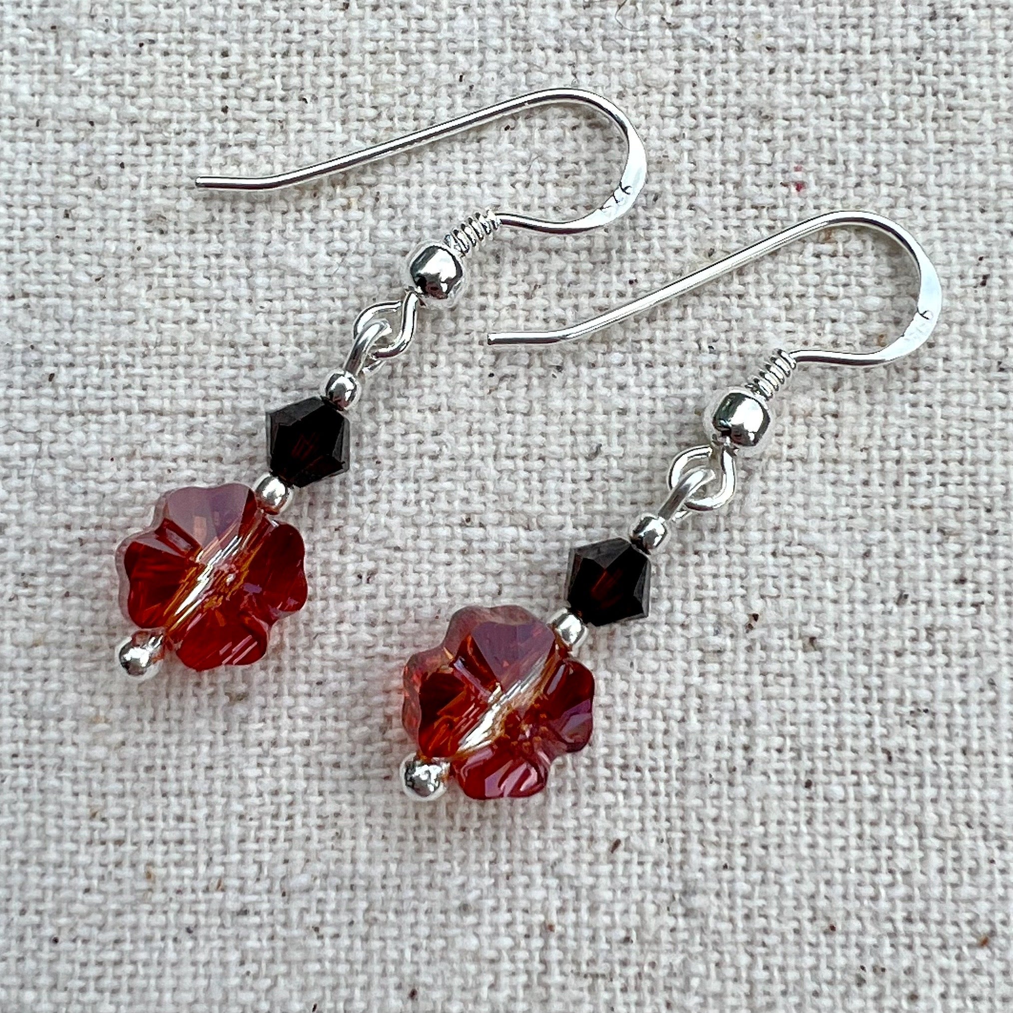Pendientes en Crystal Red Magma y plata