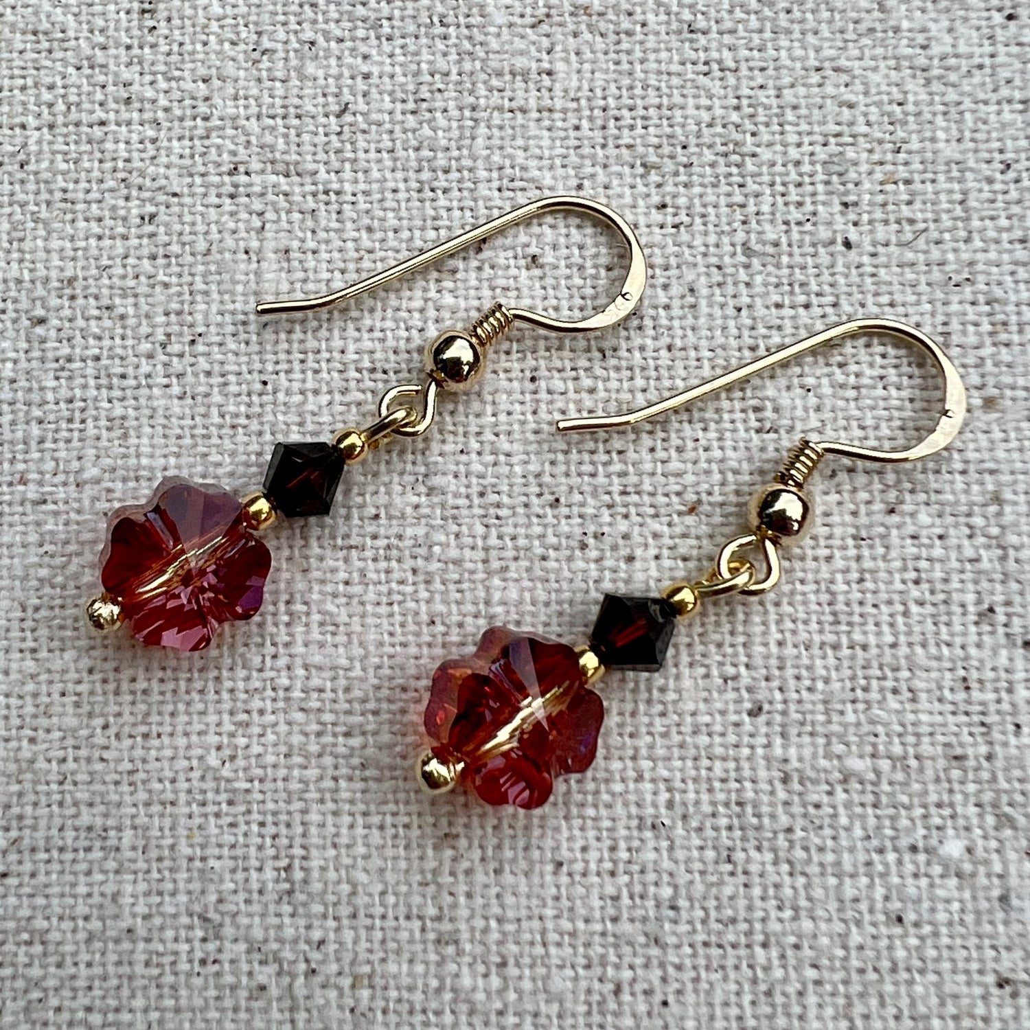 Pendientes de Crystal Red Magma y plata chapada oro