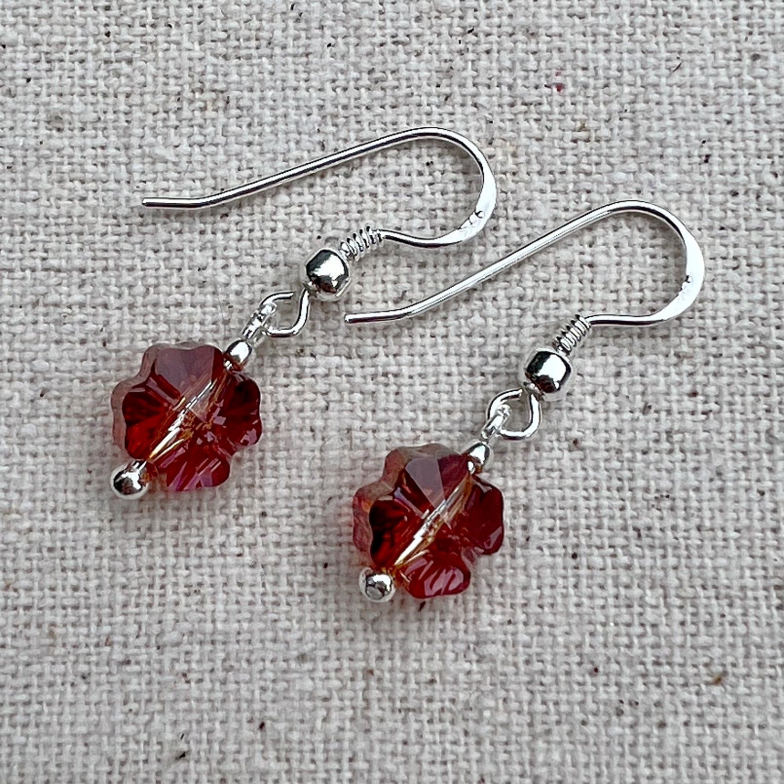 Pendientes en Crystal Red Magma y plata