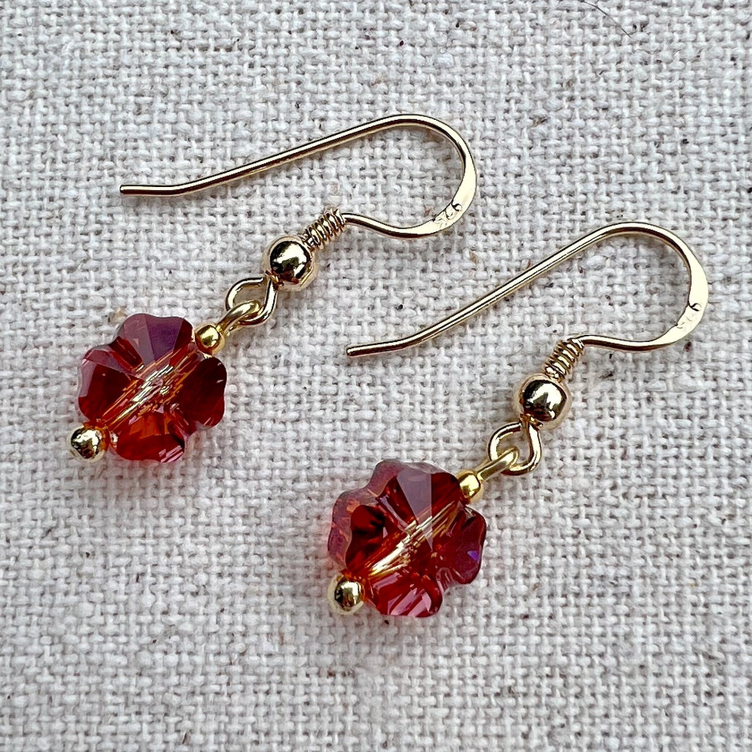 Pendientes en Crystal Red Magma y plata chapada