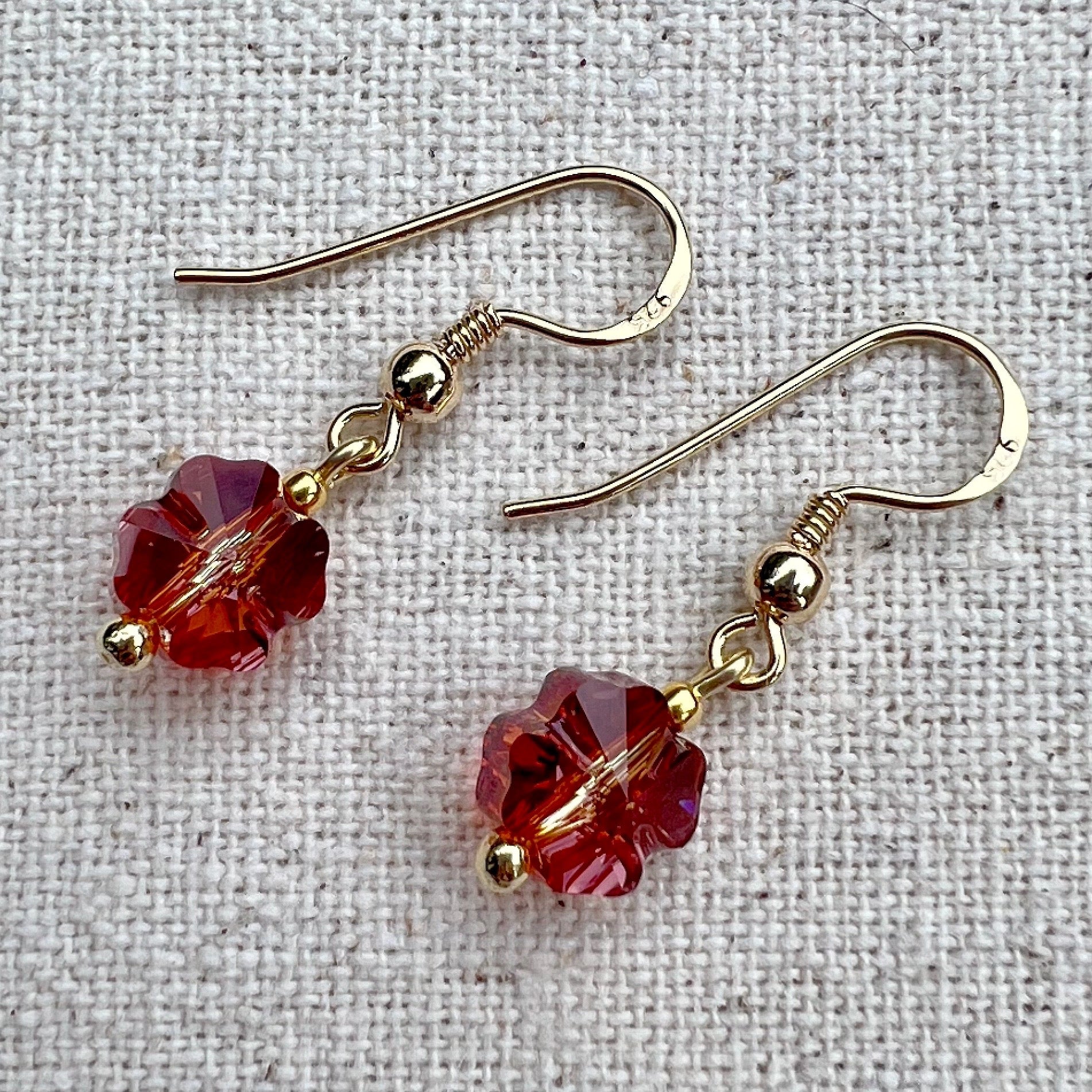 Pendientes en Crystal Red Magma y plata chapada