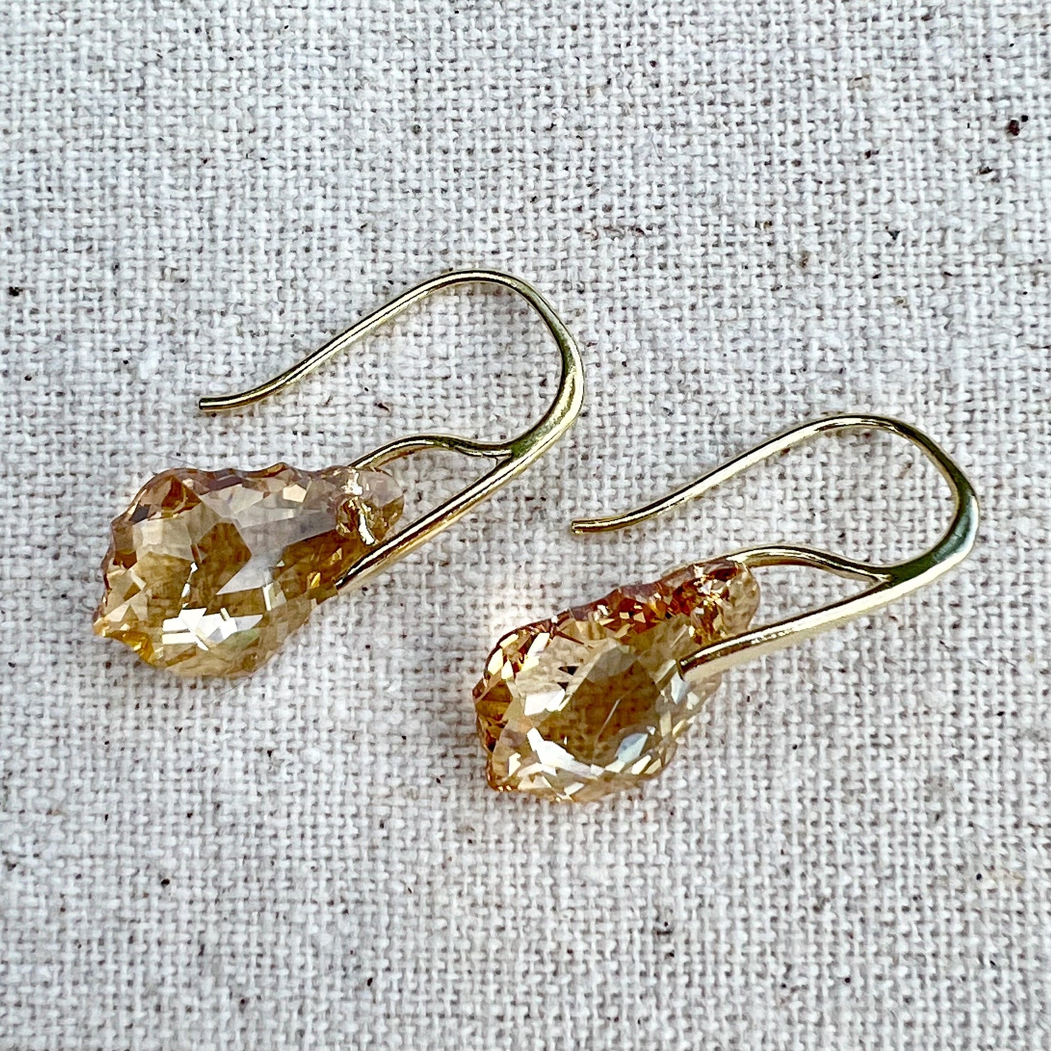 Pendientes en Crystal Golden Shadow y plata chapada