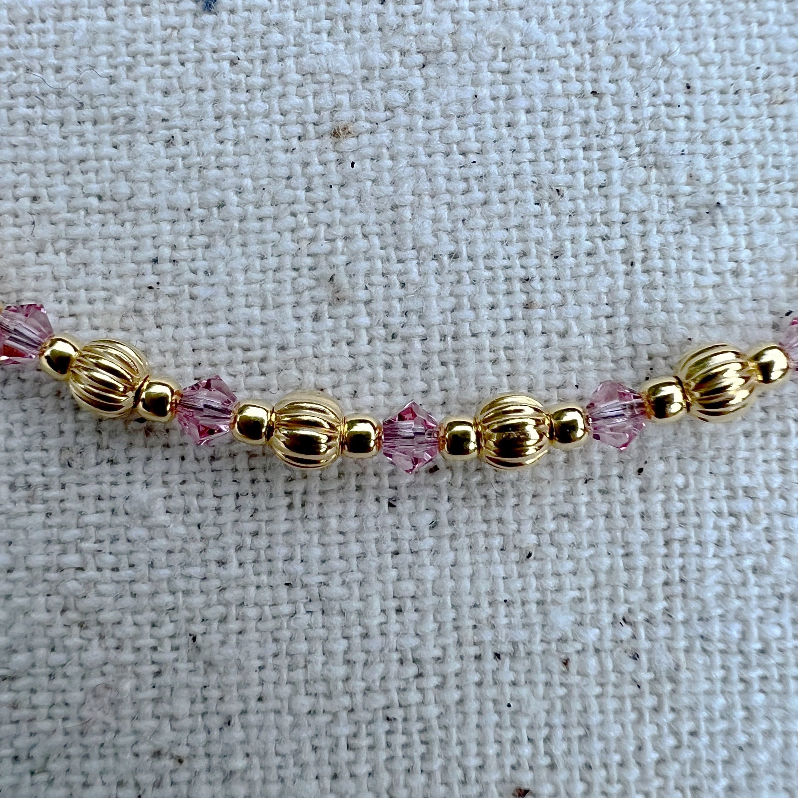 Detalle de la tobillera en plata chapada y Light Rose