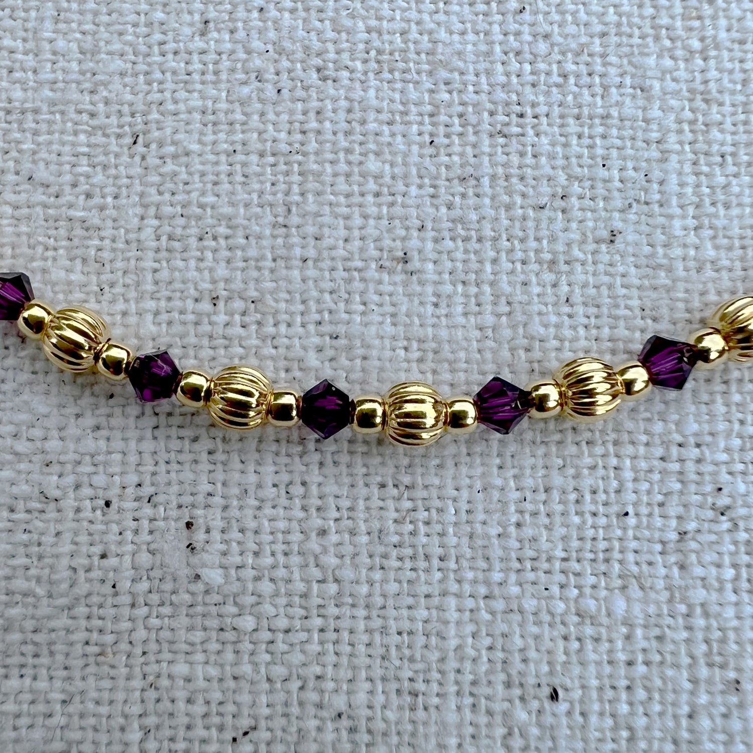 Detalle de la tobillera en plata chapada y Amethyst
