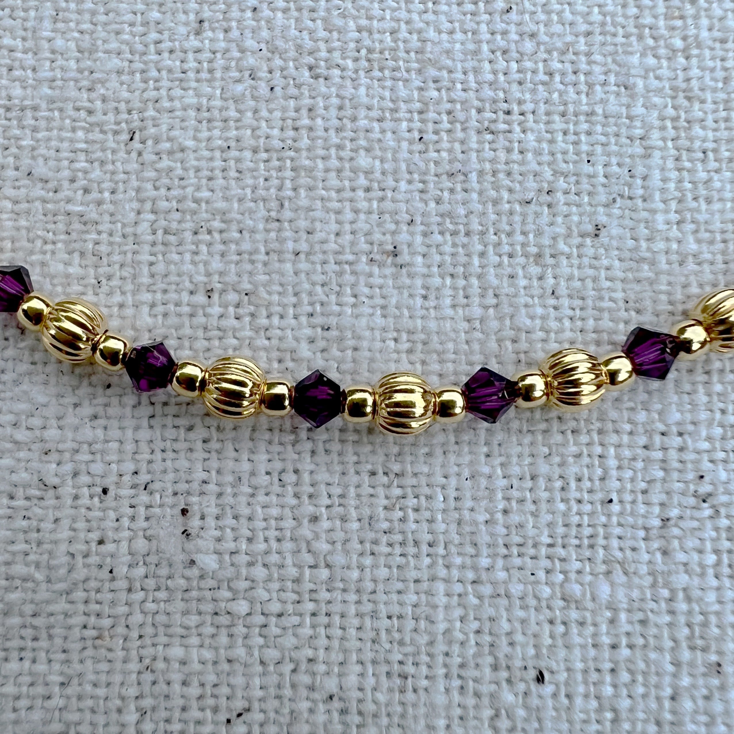 Detalle de la tobillera en plata chapada y Amethyst