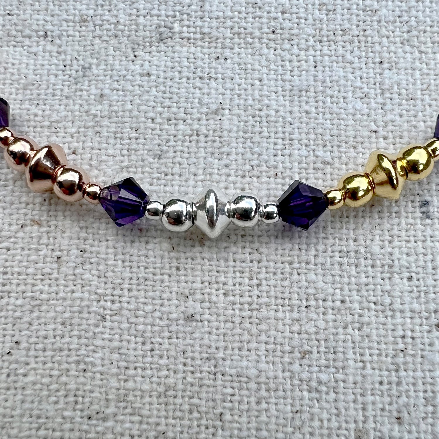 Detalle de la tobillera en Purple Velvet