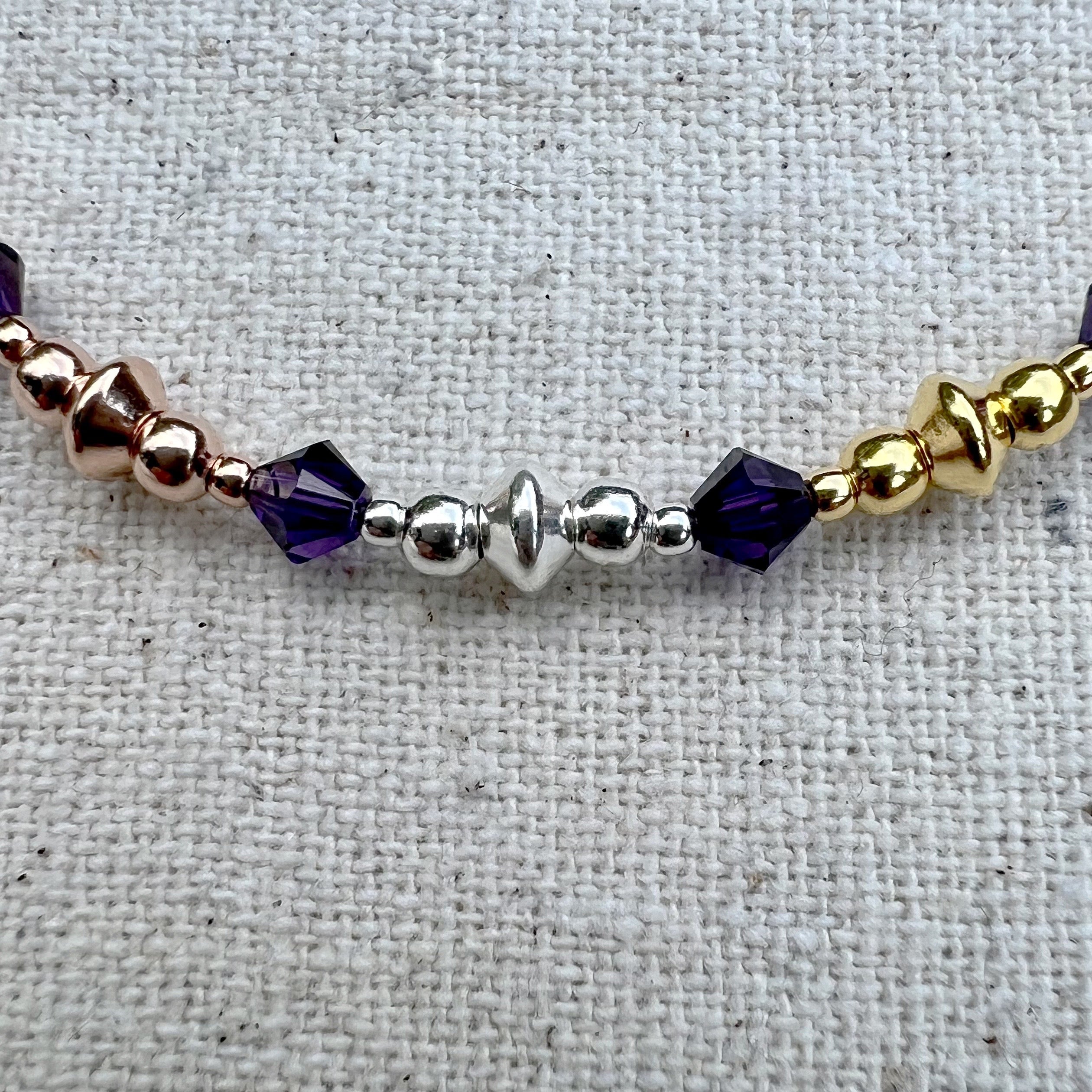 Detalle de la tobillera en Purple Velvet