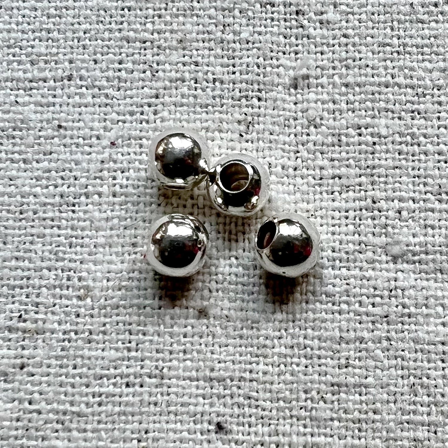 Detalle de las bolas de plata