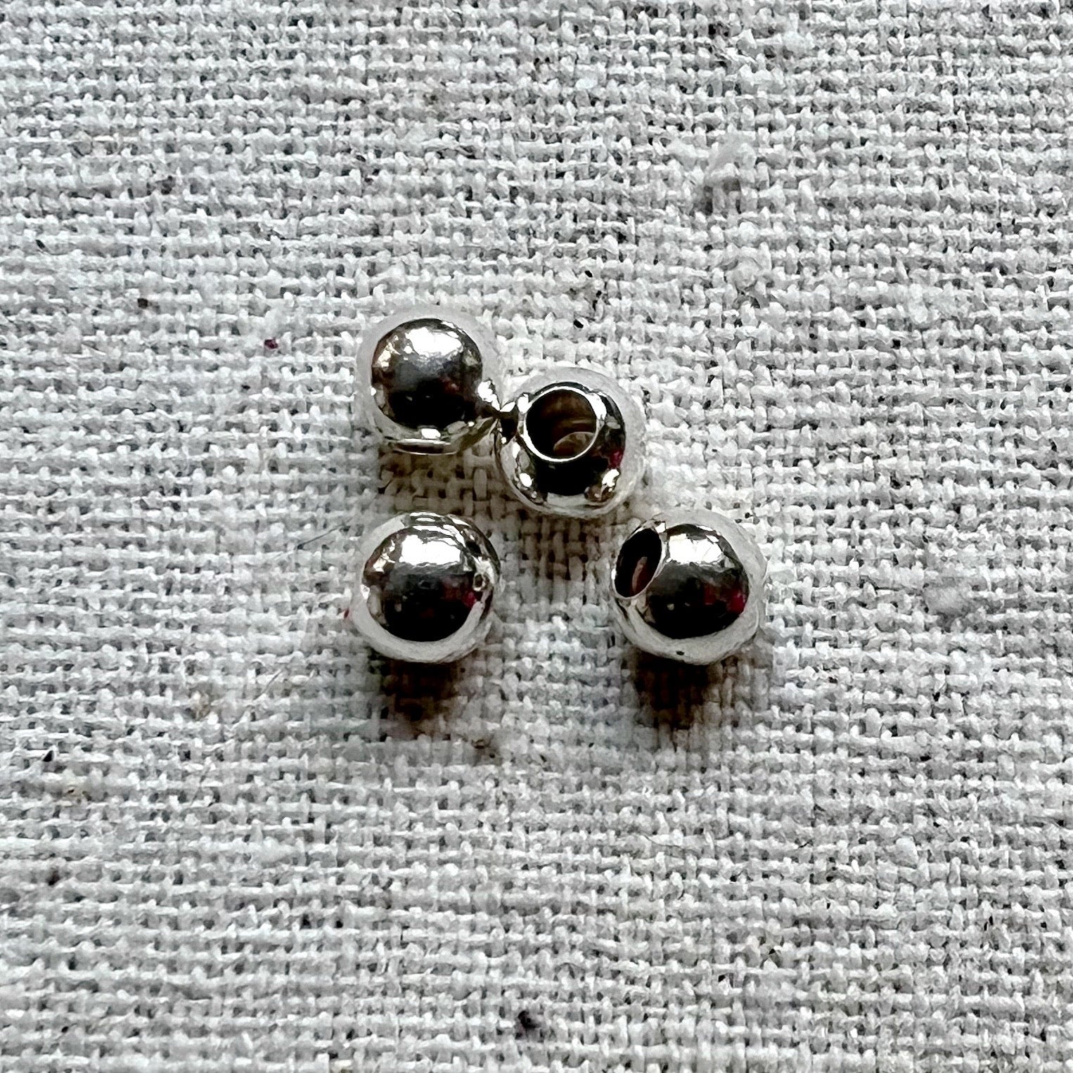 Detalle de las bolas de plata