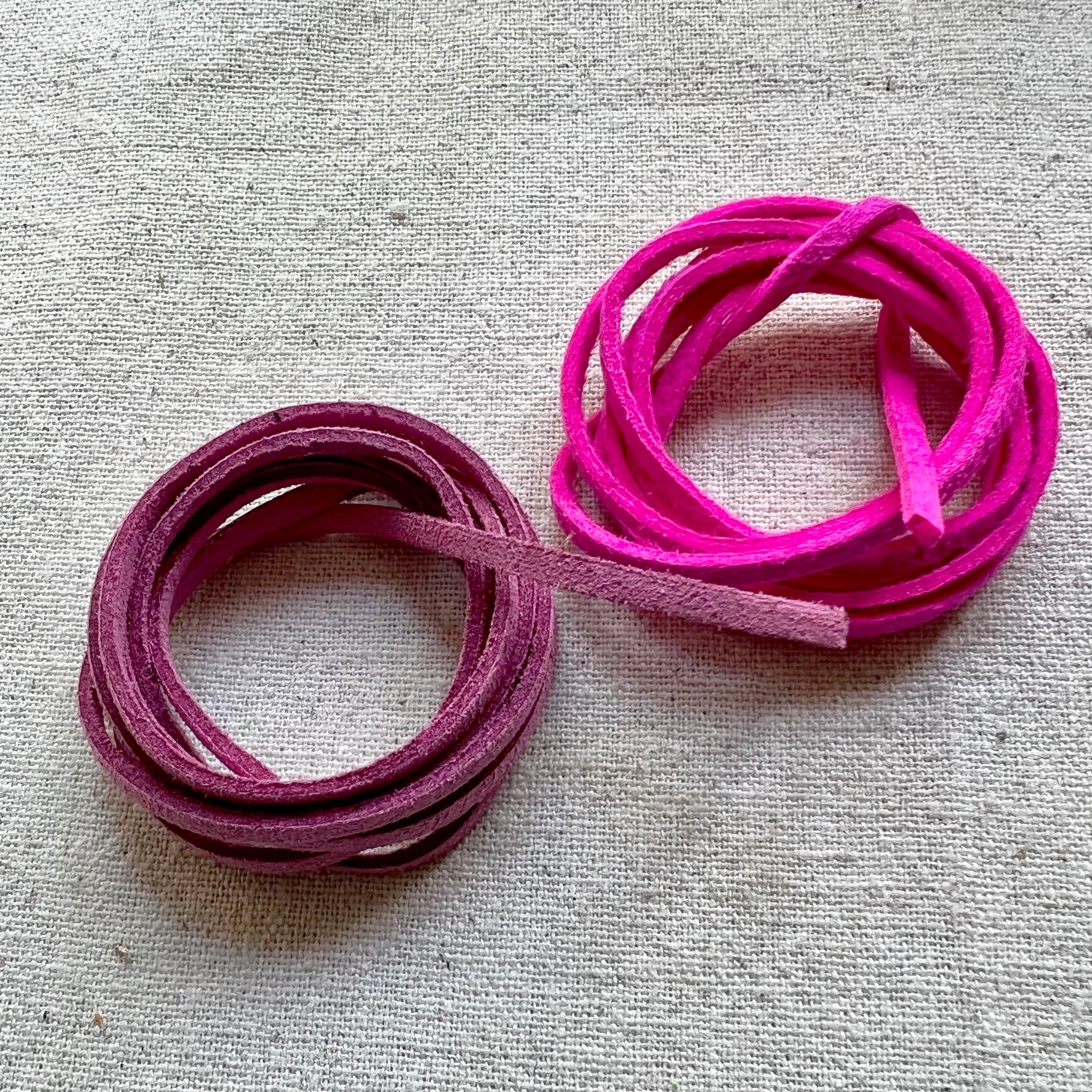 Detalle de los cordones de ante sintético