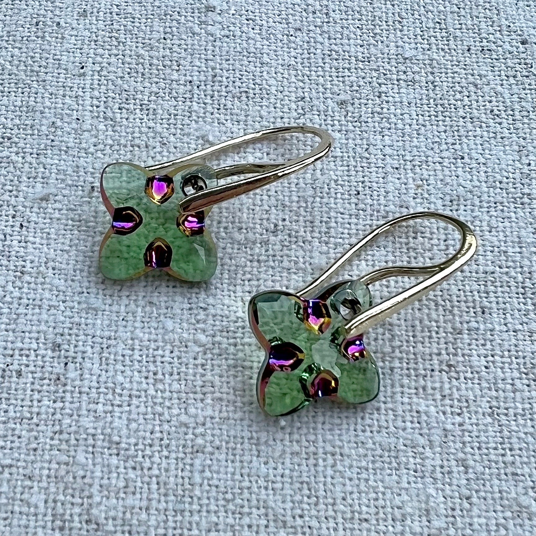 Pendientes en Peridot Sacrabeaus Green y plata chapada
