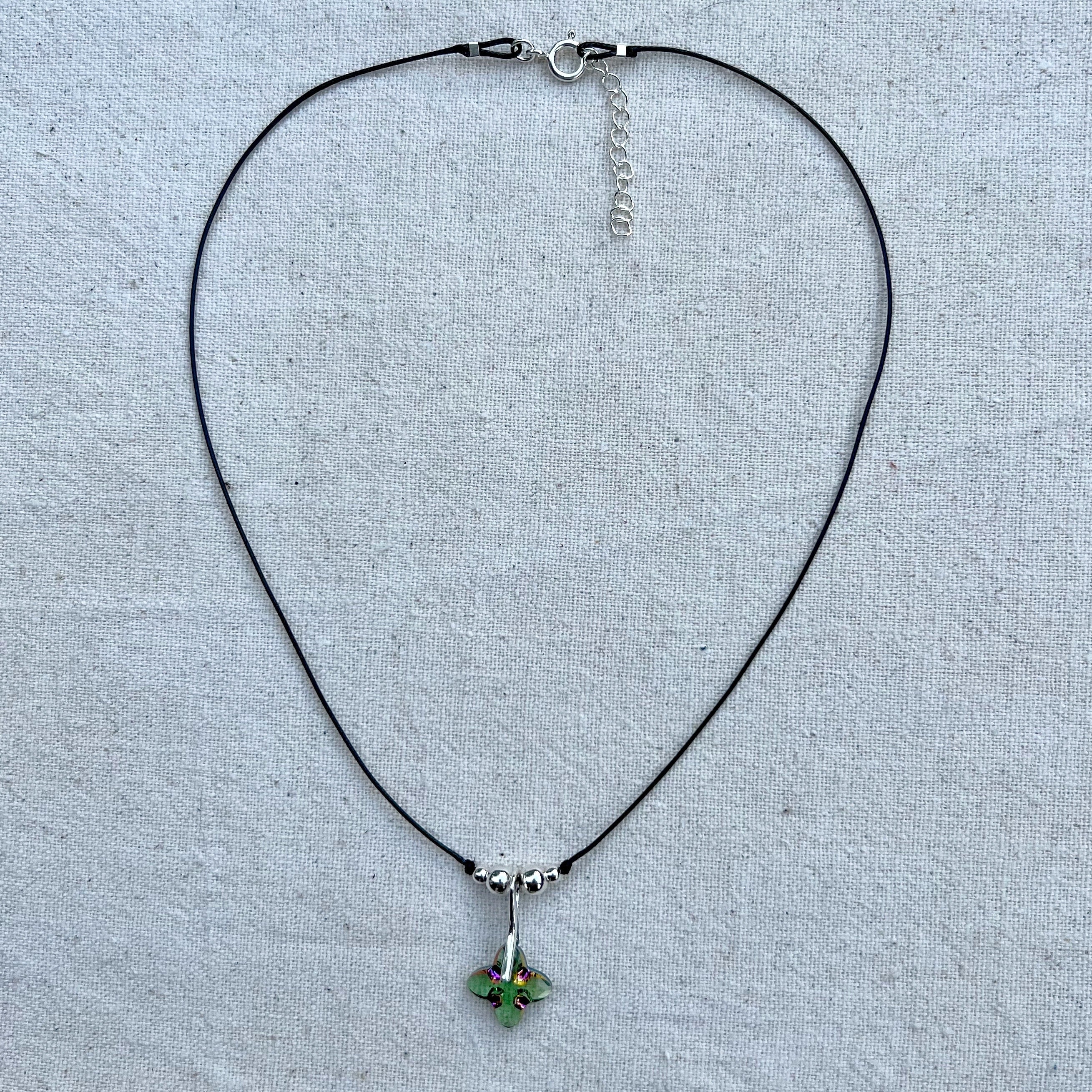 Colgante de Plata de Ley y Cross Tribe de Cristal Tallado. Varios colores. Hecho a mano por CucuArt