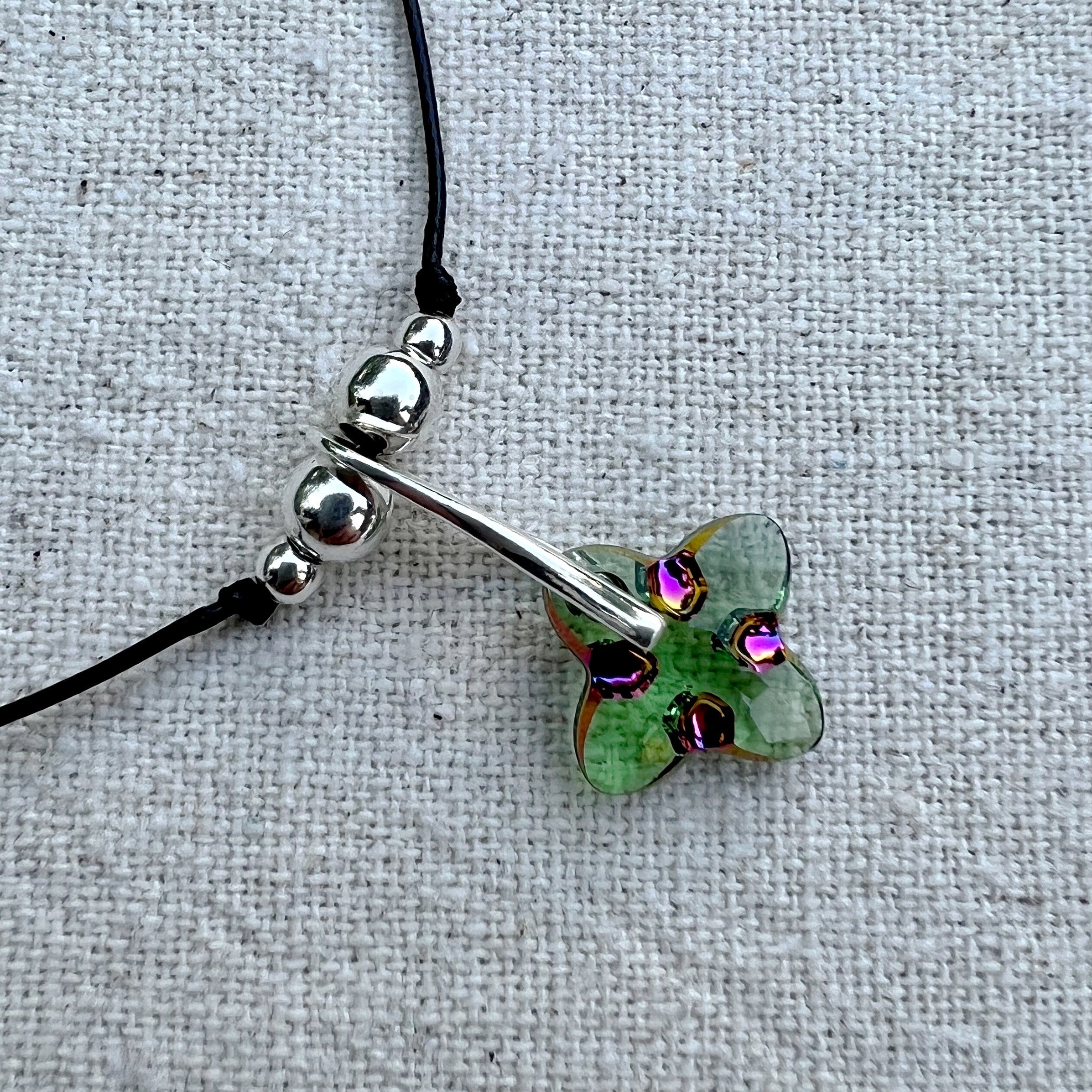 Colgante de Plata de Ley y Cross Tribe de Cristal Tallado. Varios colores. Hecho a mano por CucuArt