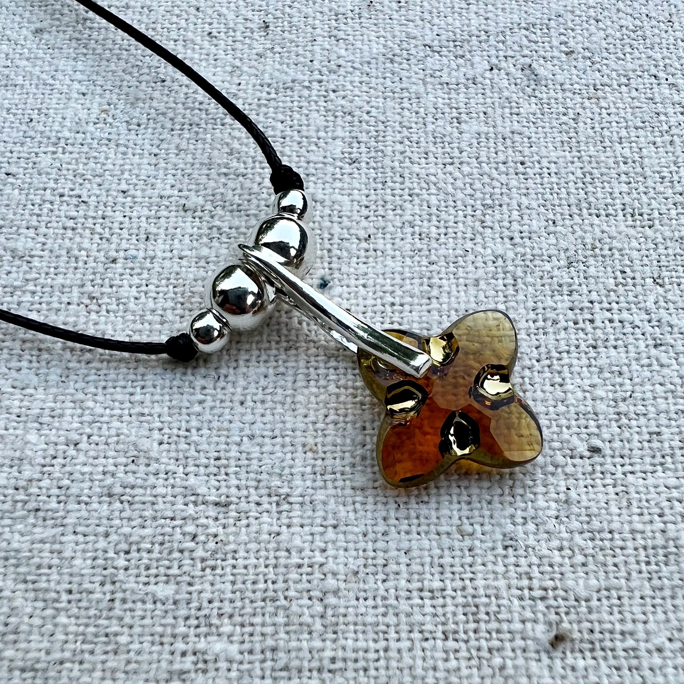 Colgante de Plata de Ley y Cross Tribe de Cristal Tallado. Varios colores. Hecho a mano por CucuArt