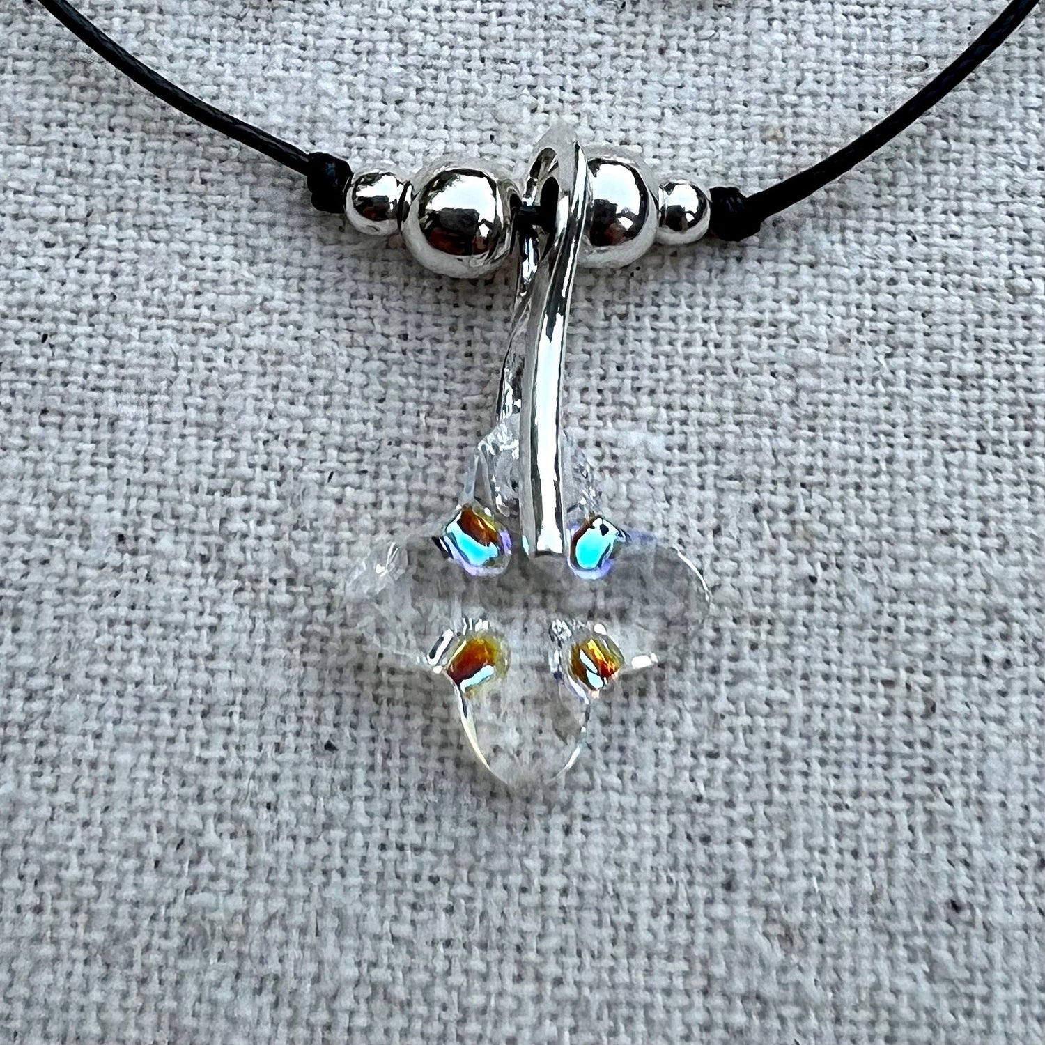 Colgante de Plata de Ley y Cross Tribe de Cristal Tallado. Varios colores. Hecho a mano por CucuArt