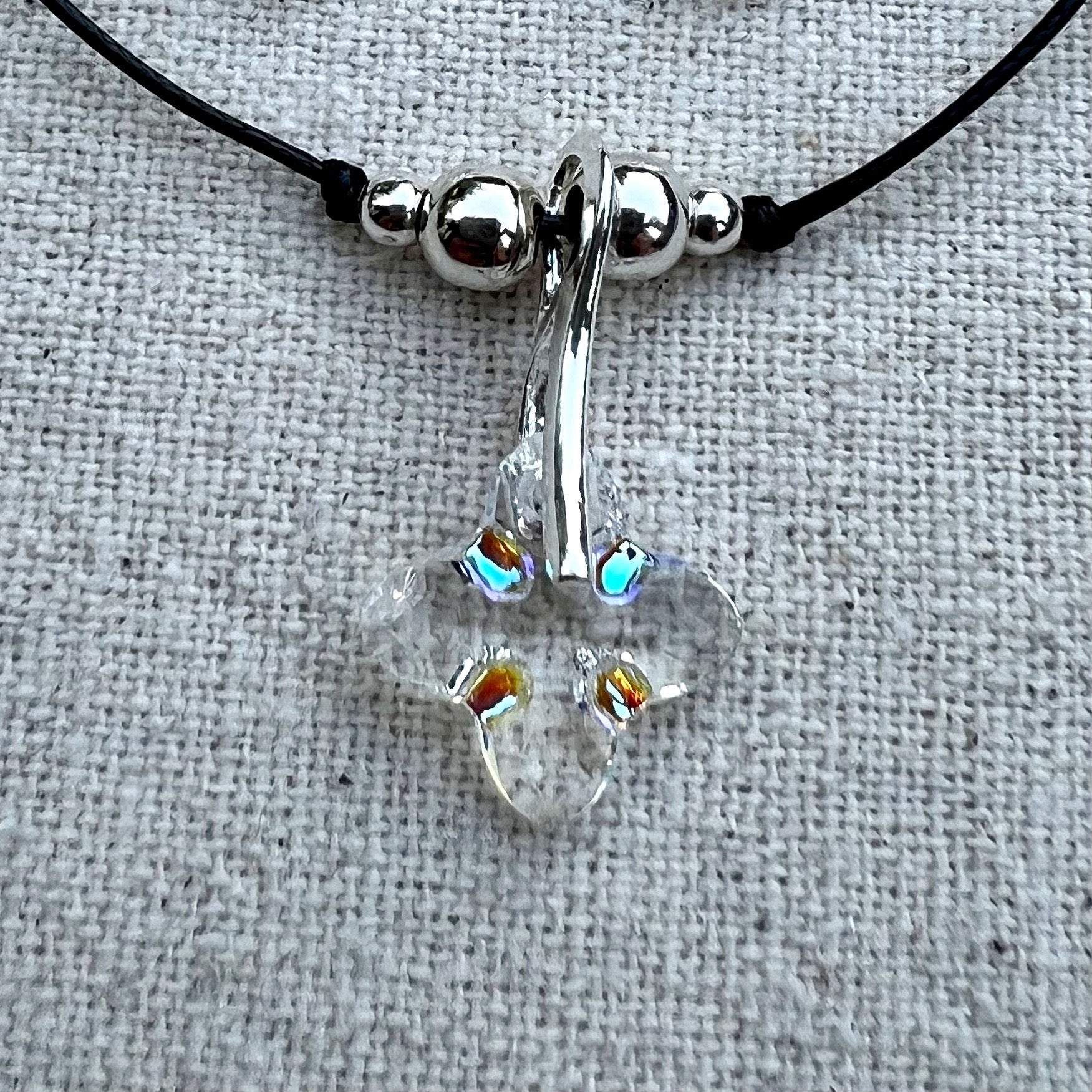 Colgante de Plata de Ley y Cross Tribe de Cristal Tallado. Varios colores. Hecho a mano por CucuArt
