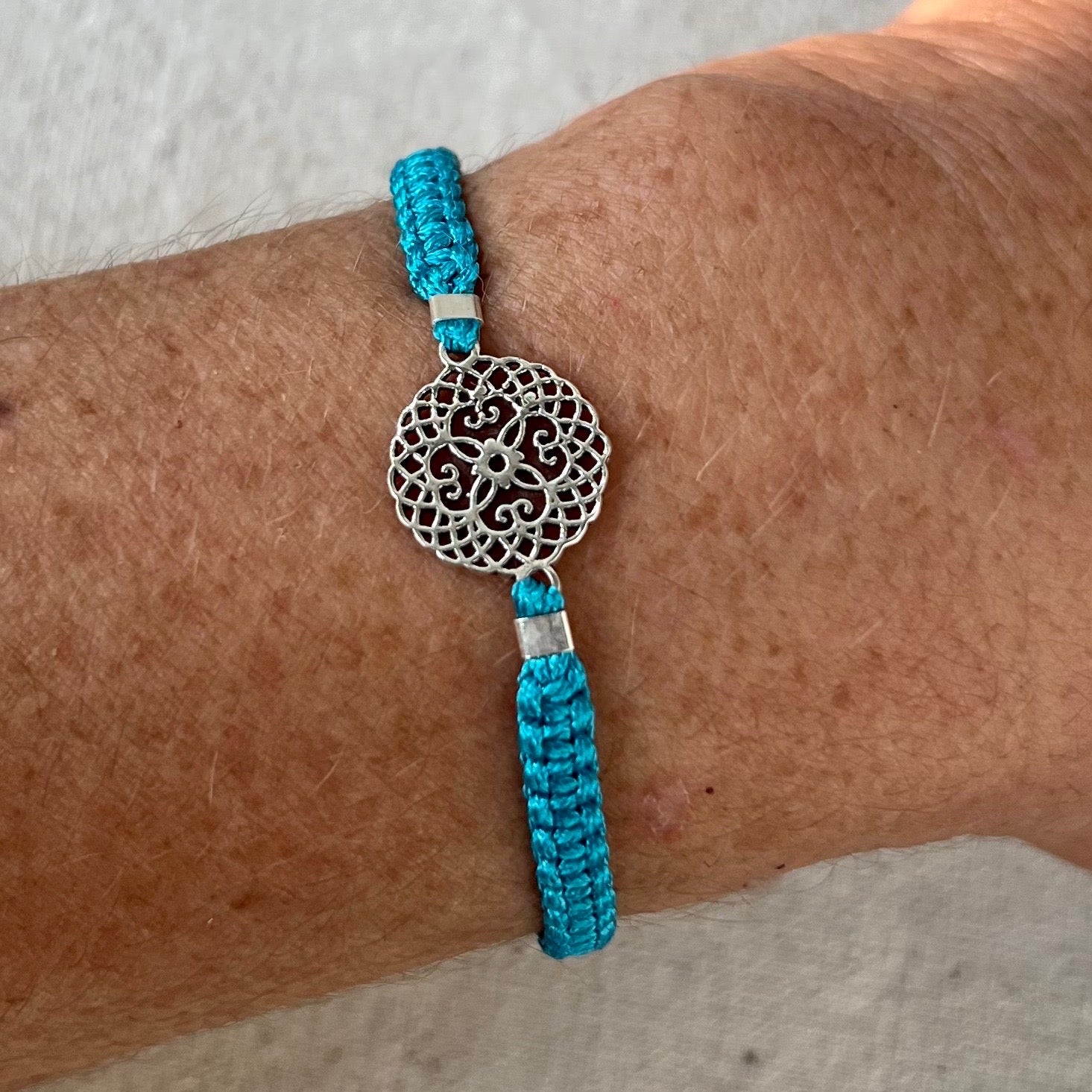 Pulsera vista en la muñeca