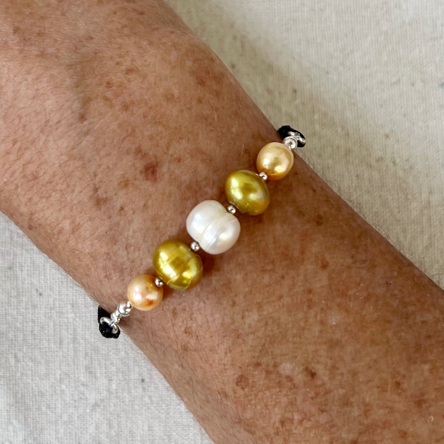 Vista de la pulsera en la muñeca