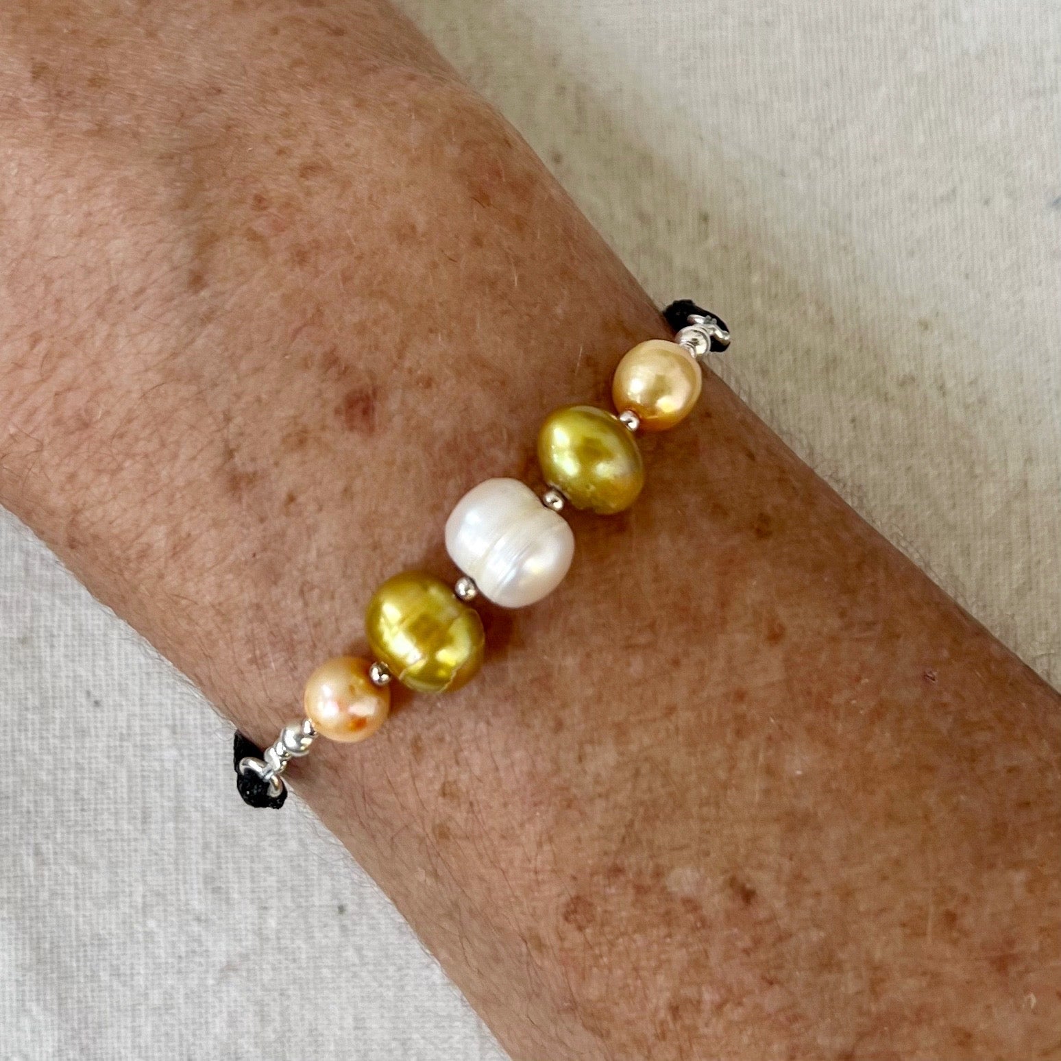 Vista de la pulsera en la muñeca