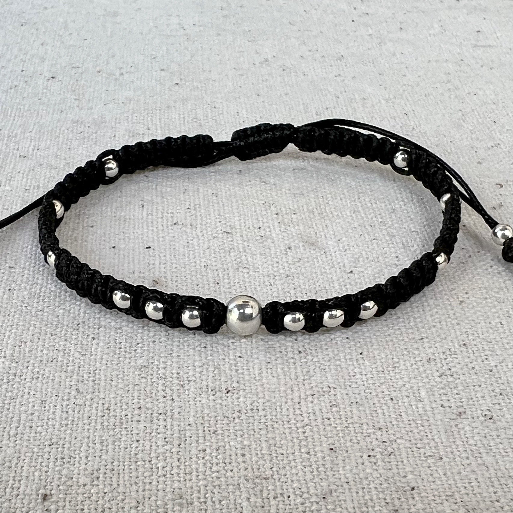 Pulsera negra y plata