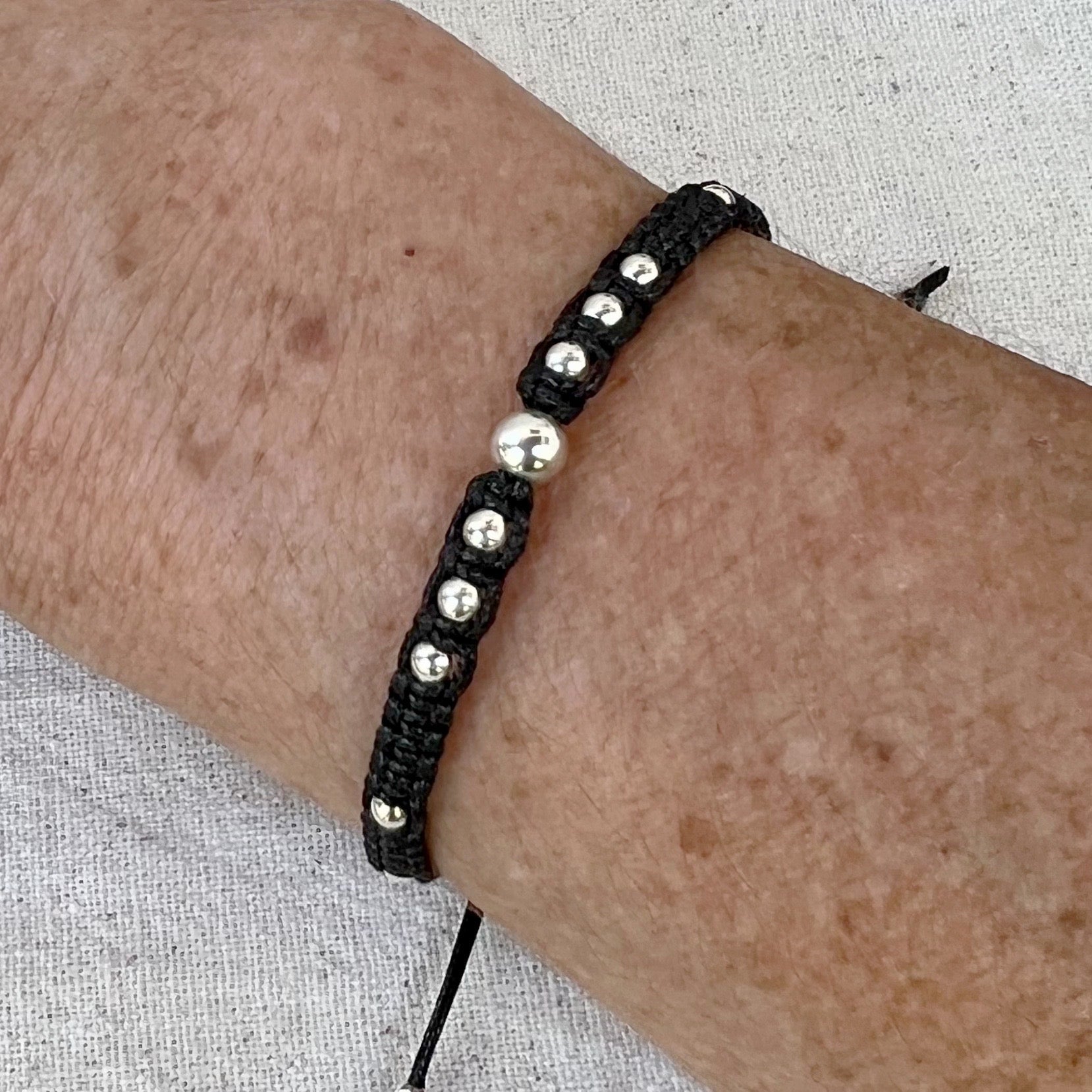 Vista de la pulsera en la muñeca