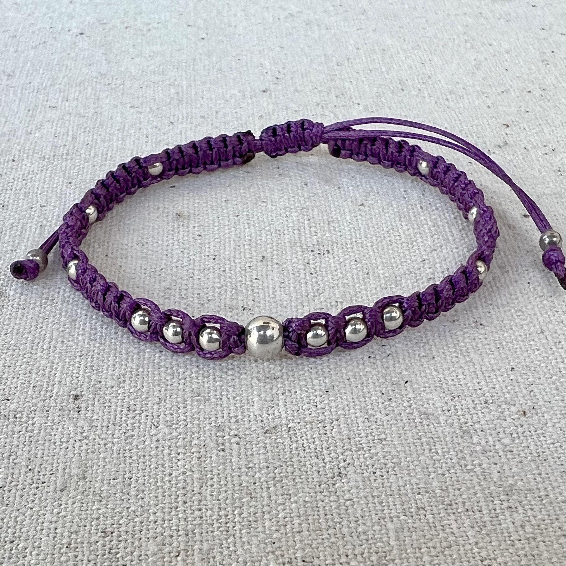 Pulsera morada con plata