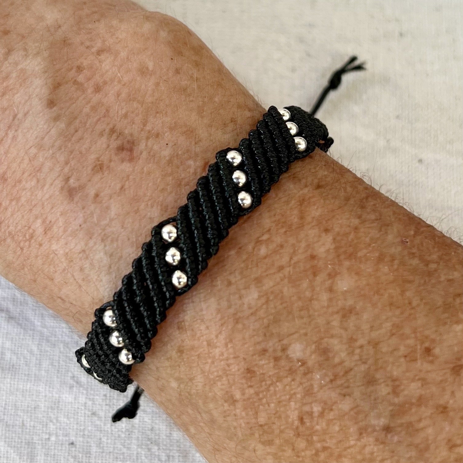 Vista de la pulsera en la muñeca