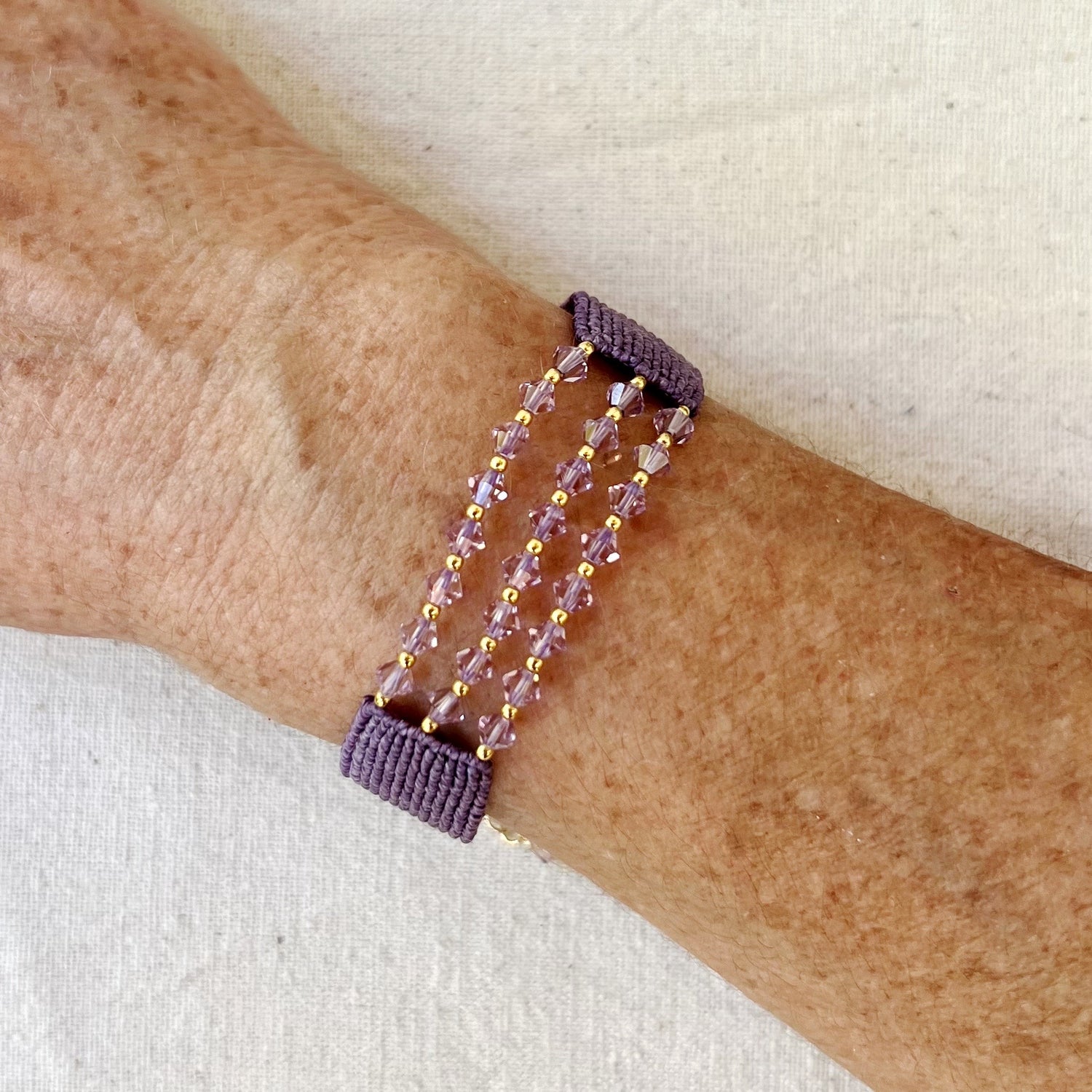 Vista de la pulsera en la muñeca