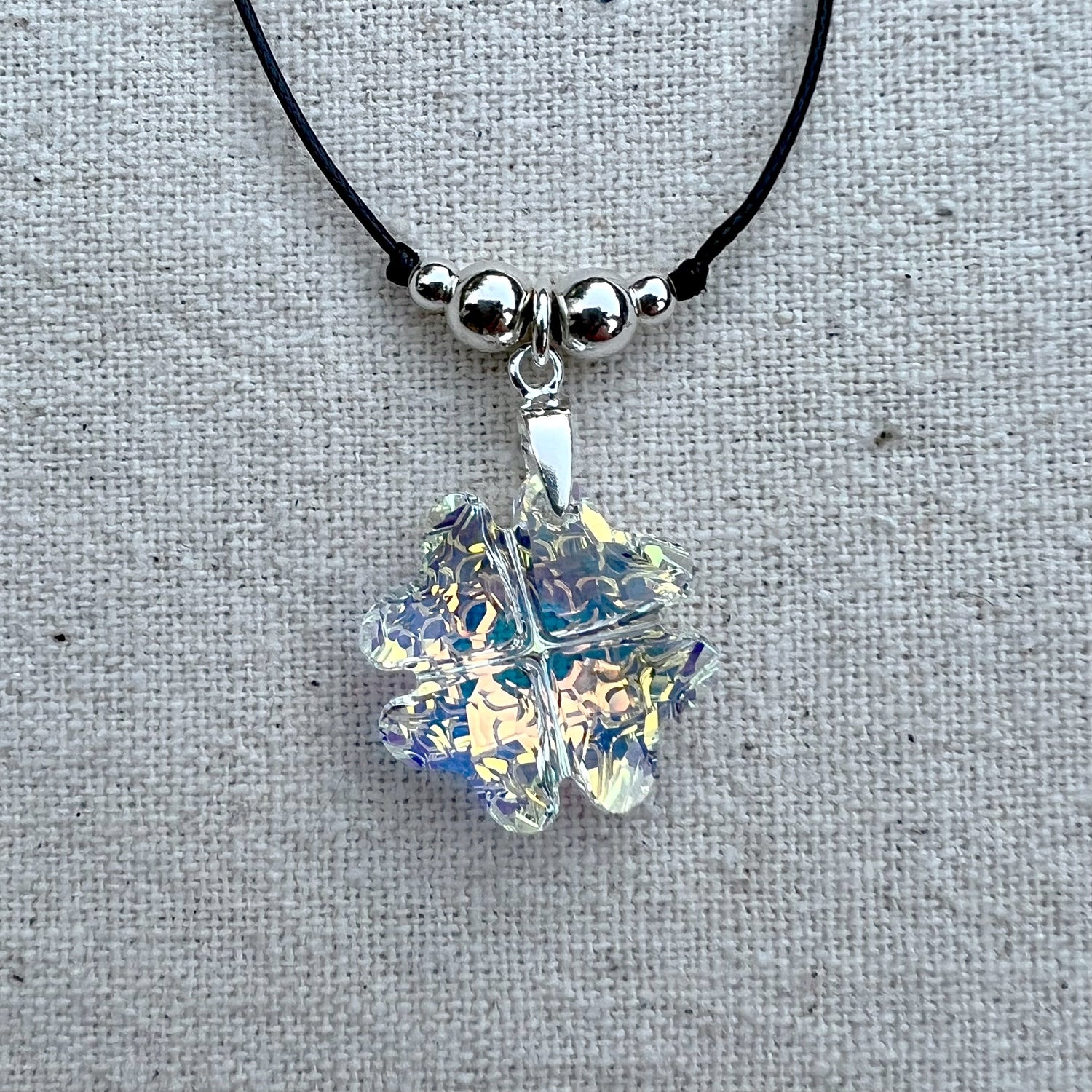 Colgante de Plata de Ley y Trébol de Cristal Tallado. Hecho a mano por CucuArt