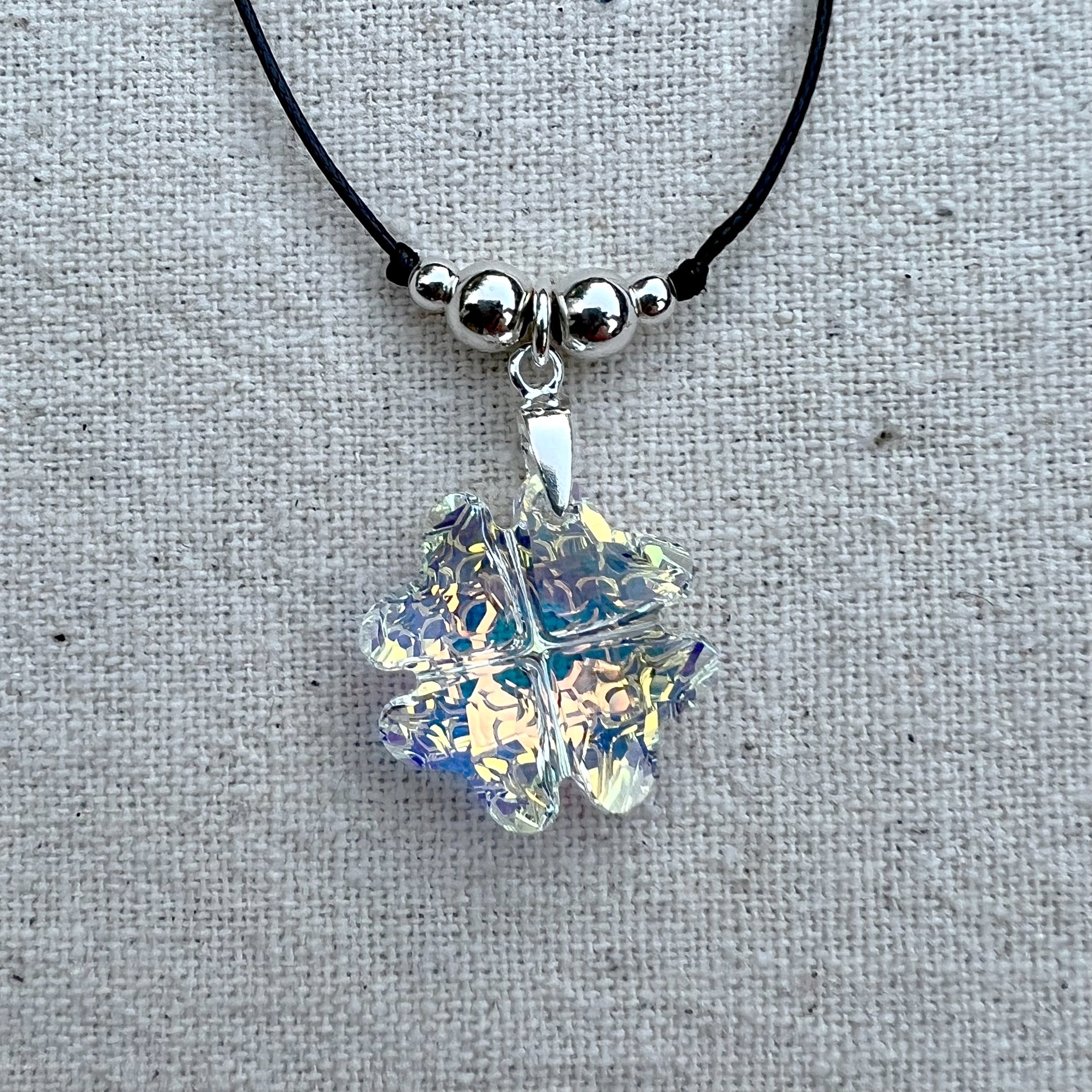 Colgante de Plata de Ley y Trébol de Cristal Tallado. Hecho a mano por CucuArt