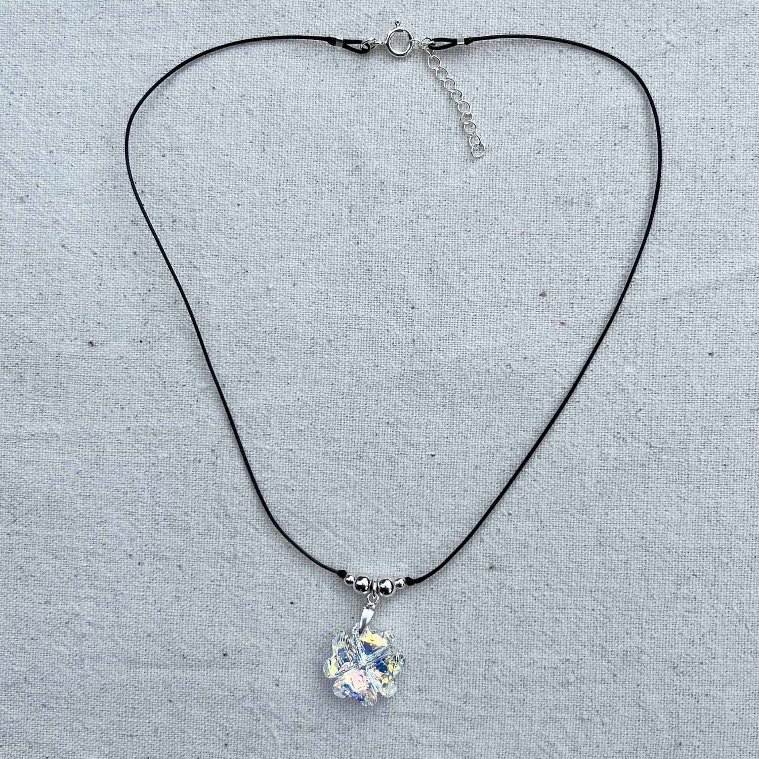 Colgante de Plata de Ley y Trébol de Cristal Tallado. Hecho a mano por CucuArt
