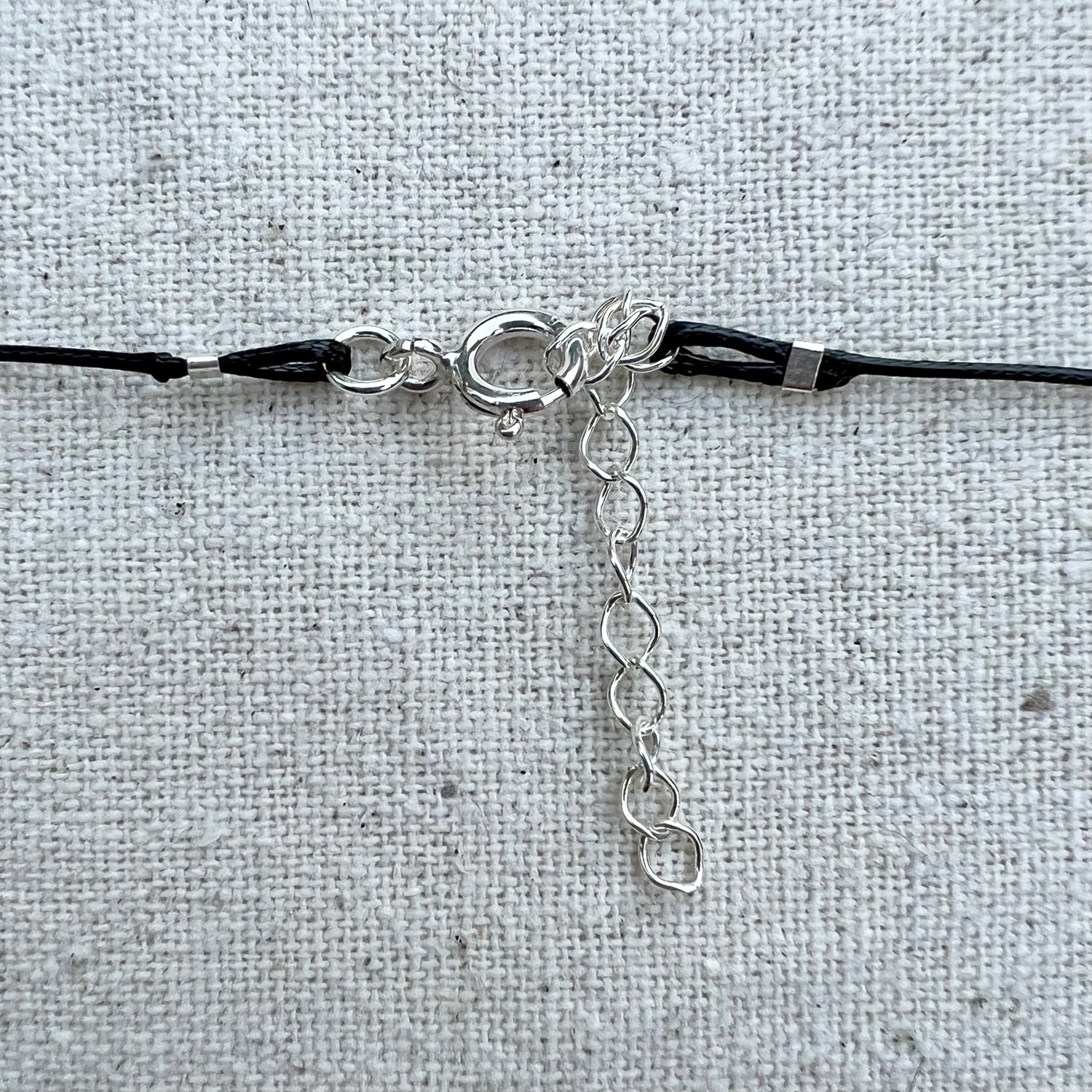 Colgante de Plata de Ley y Trébol de Cristal Tallado. Hecho a mano por CucuArt