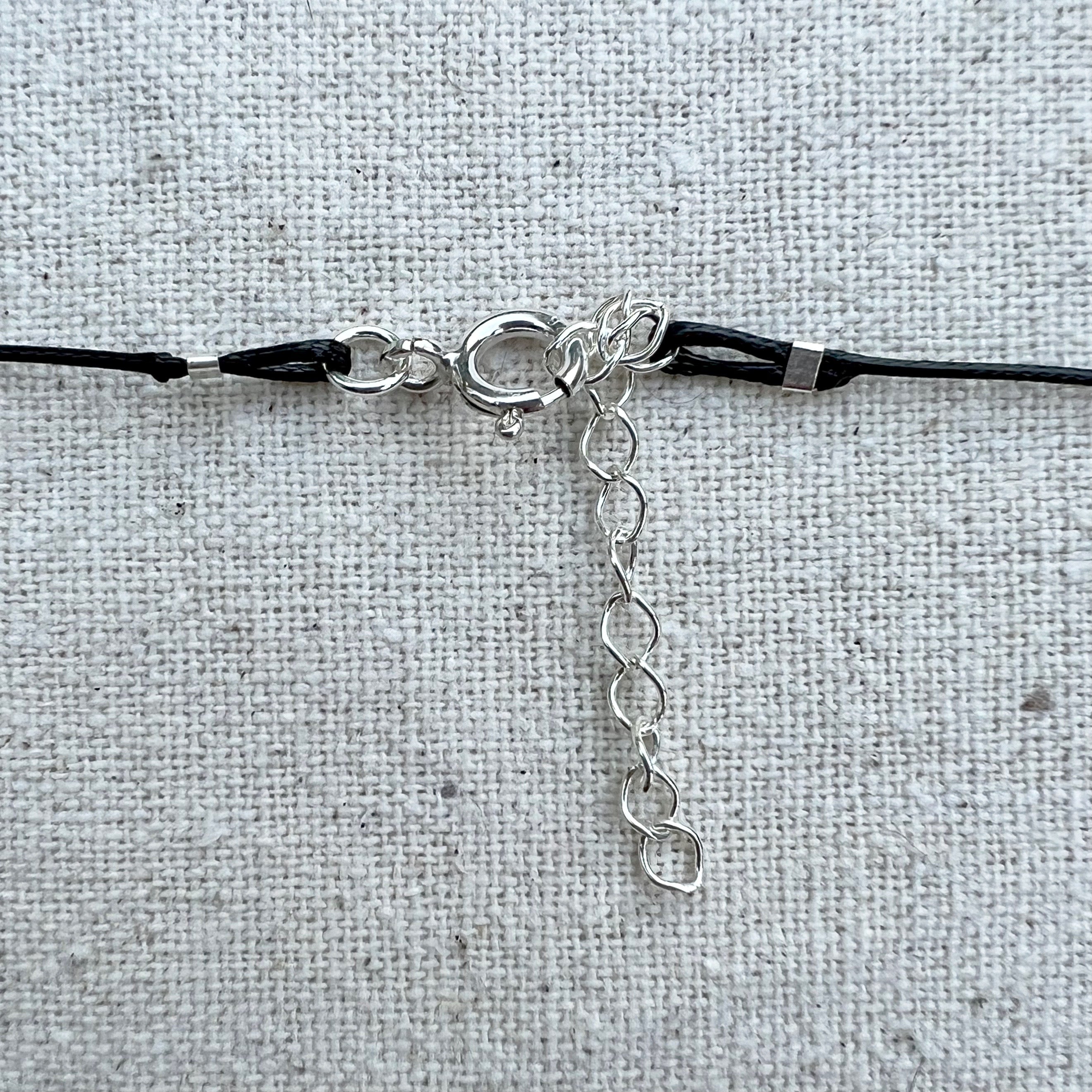 Colgante de Plata de Ley y Trébol de Cristal Tallado. Hecho a mano por CucuArt