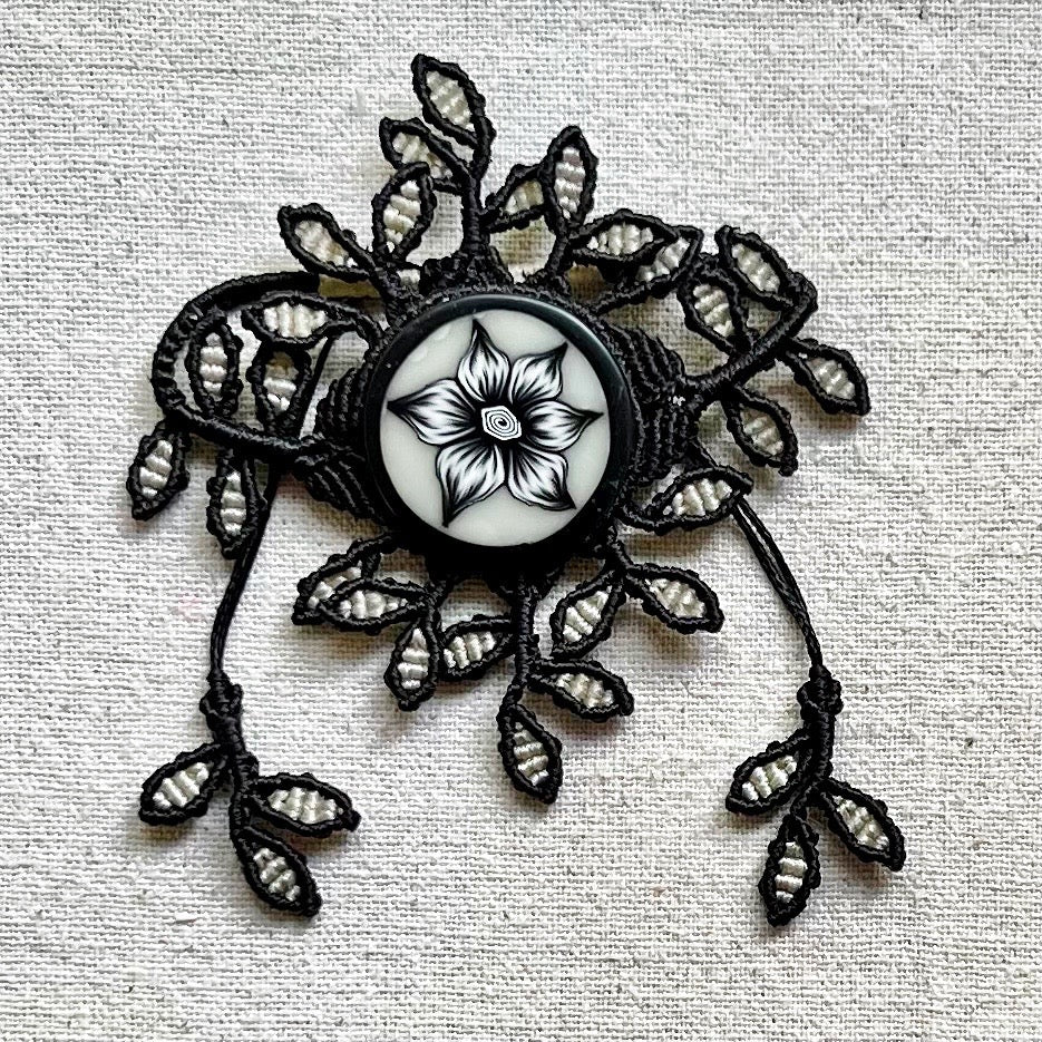 Pulsera con la flor blanca y negra