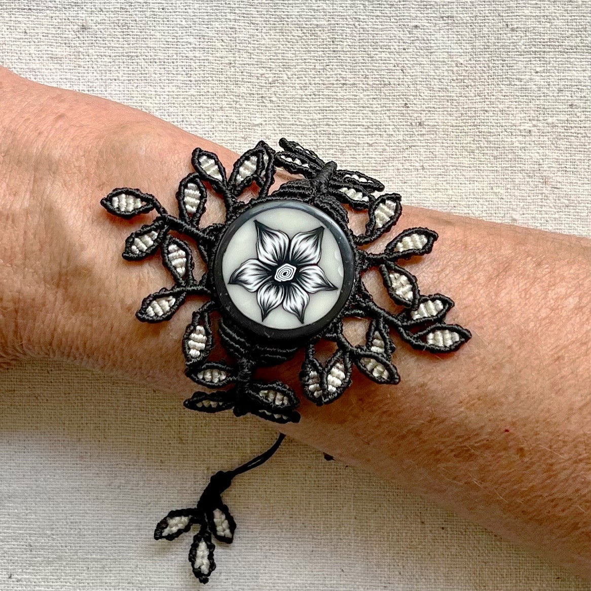 Vista de la pulsera en la muñeca