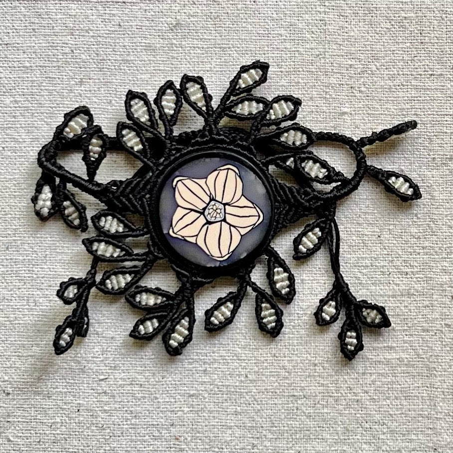 Pulsera con la flor en beig