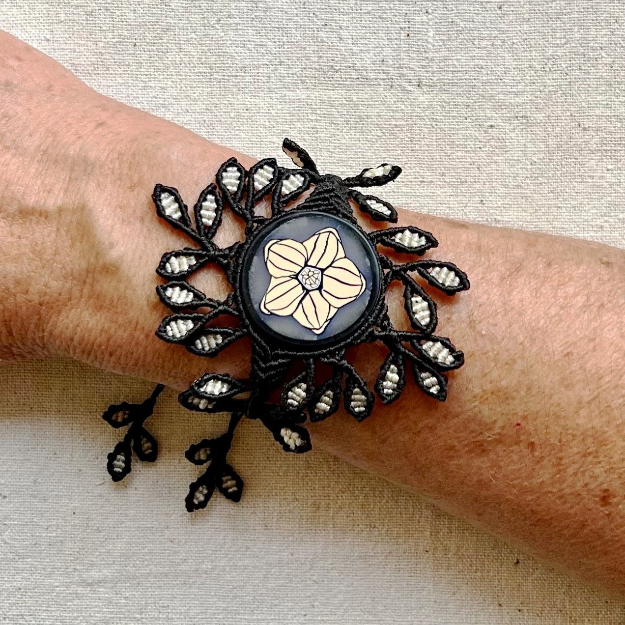 Pulsera vista sobre la muñeca