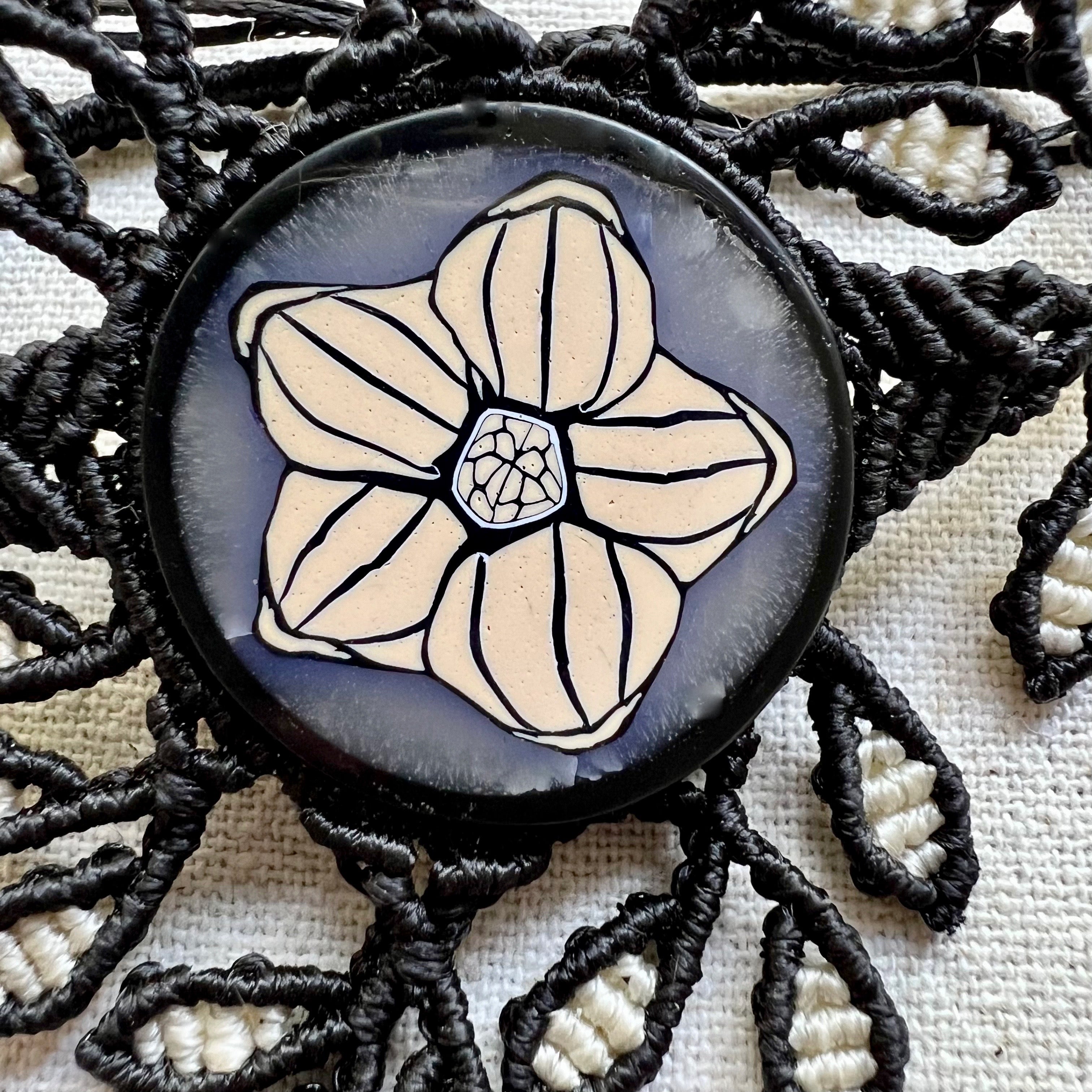 Detalle de la pieza de arcilla polimérica con la flor beig