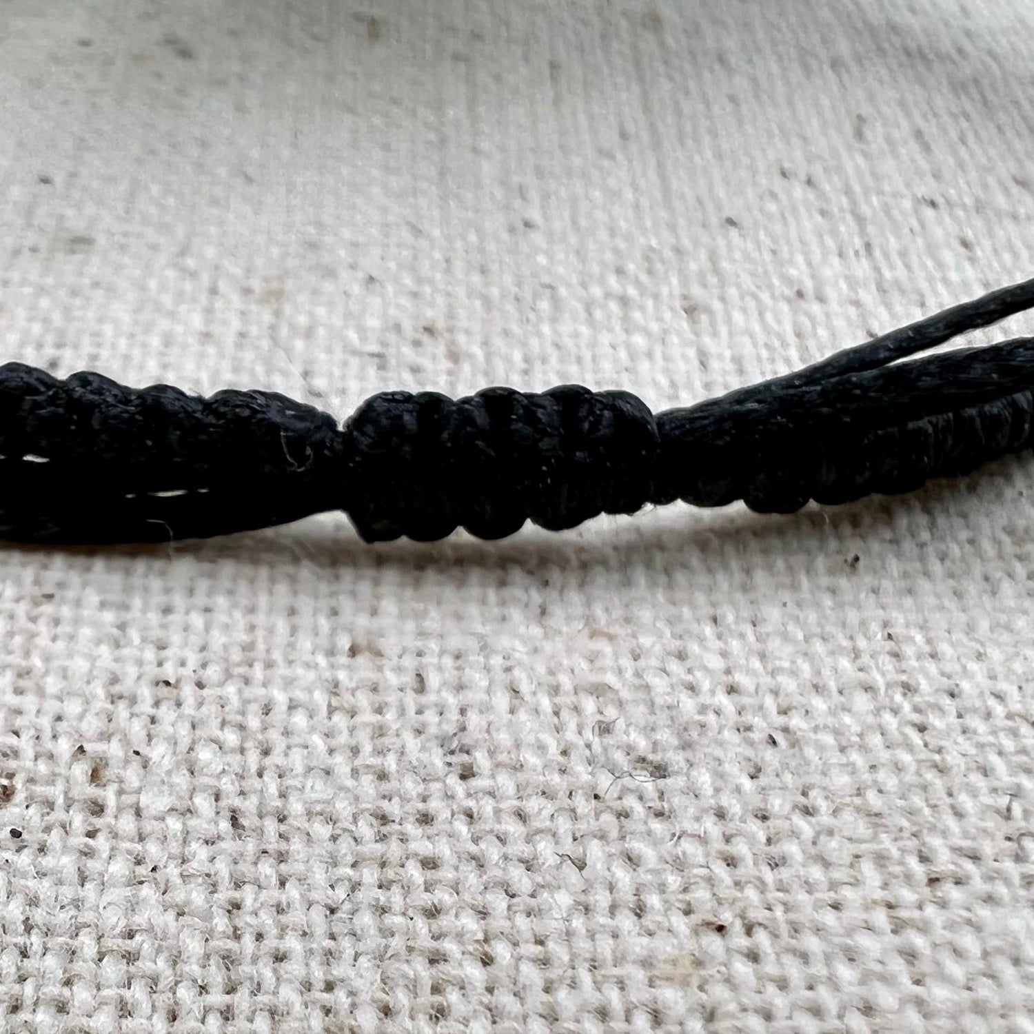 Detalle del cierre de la pulsera con flor beige