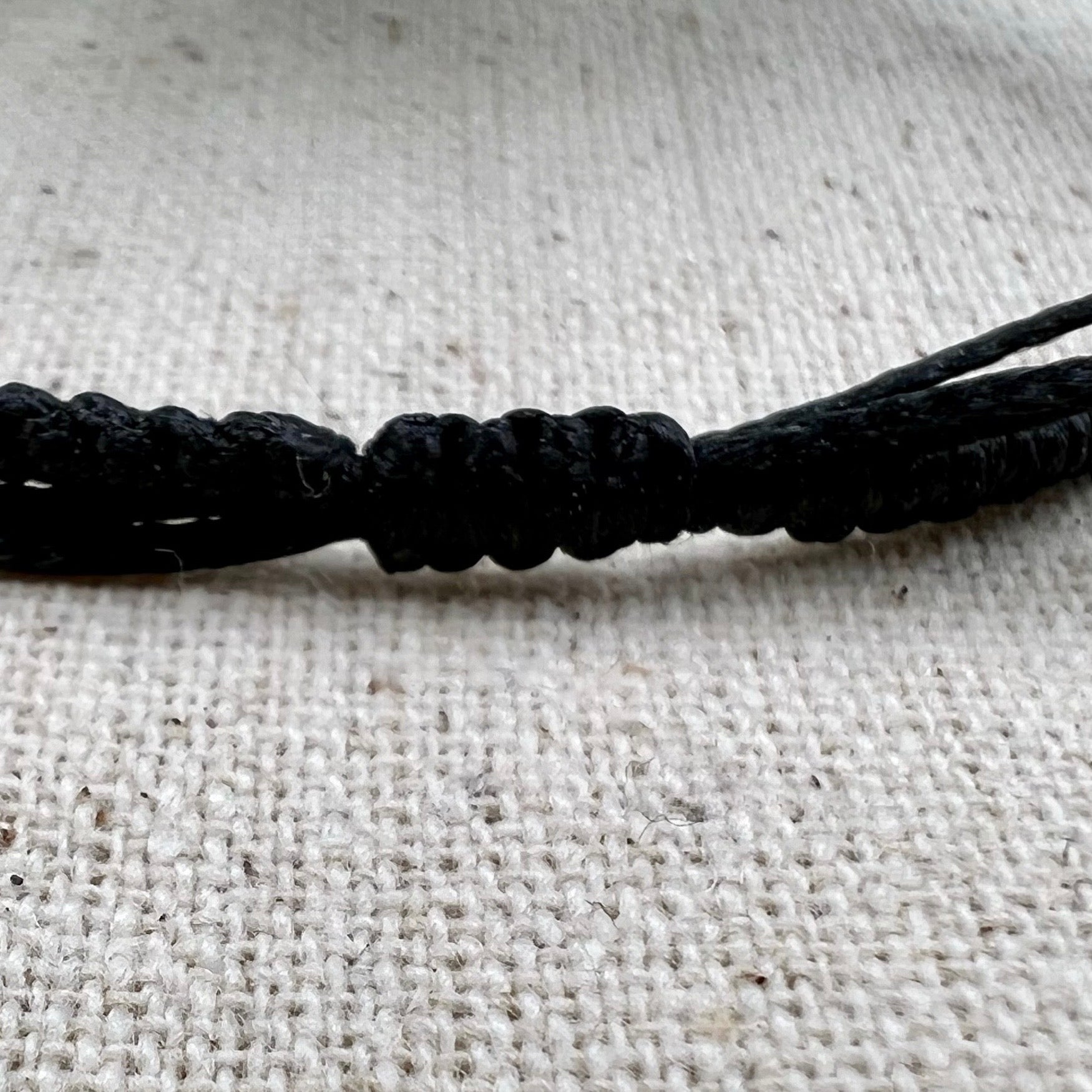 Detalle del cierre de la pulsera con flor beige