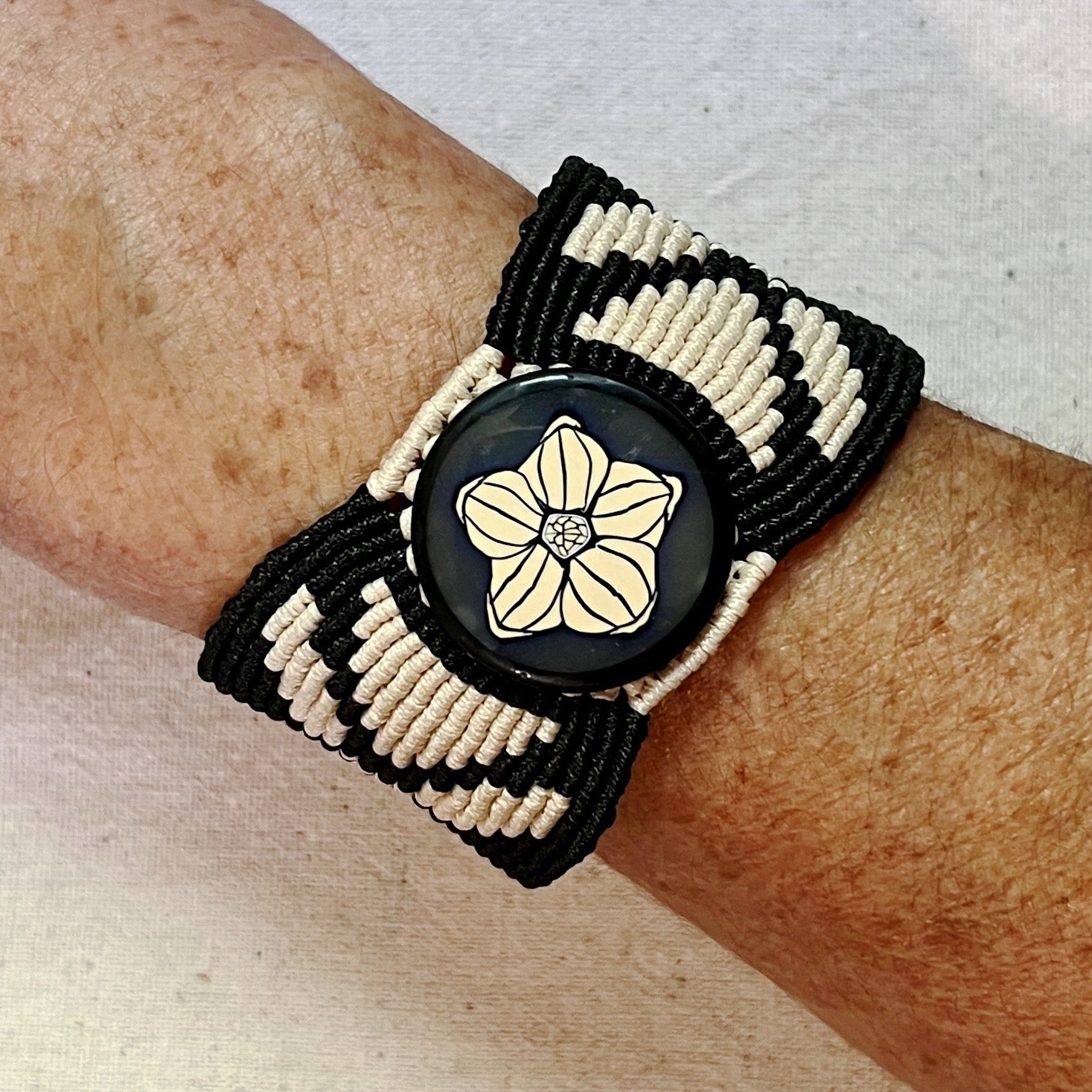 Pulsera Étnica de Macramé con Detalle Floral en Arcilla Polimérica