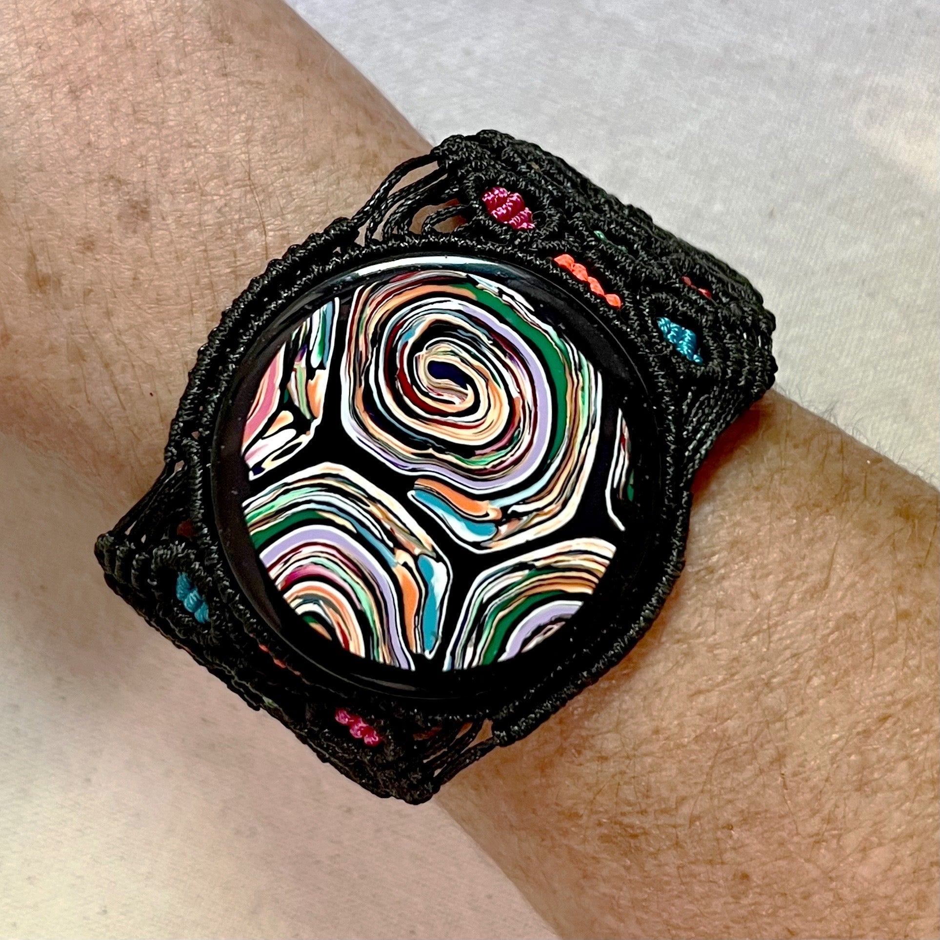Pulsera hecha a mano con arcilla polimérica, macramé y plata de ley. Diseño exclusivo de CucuArt