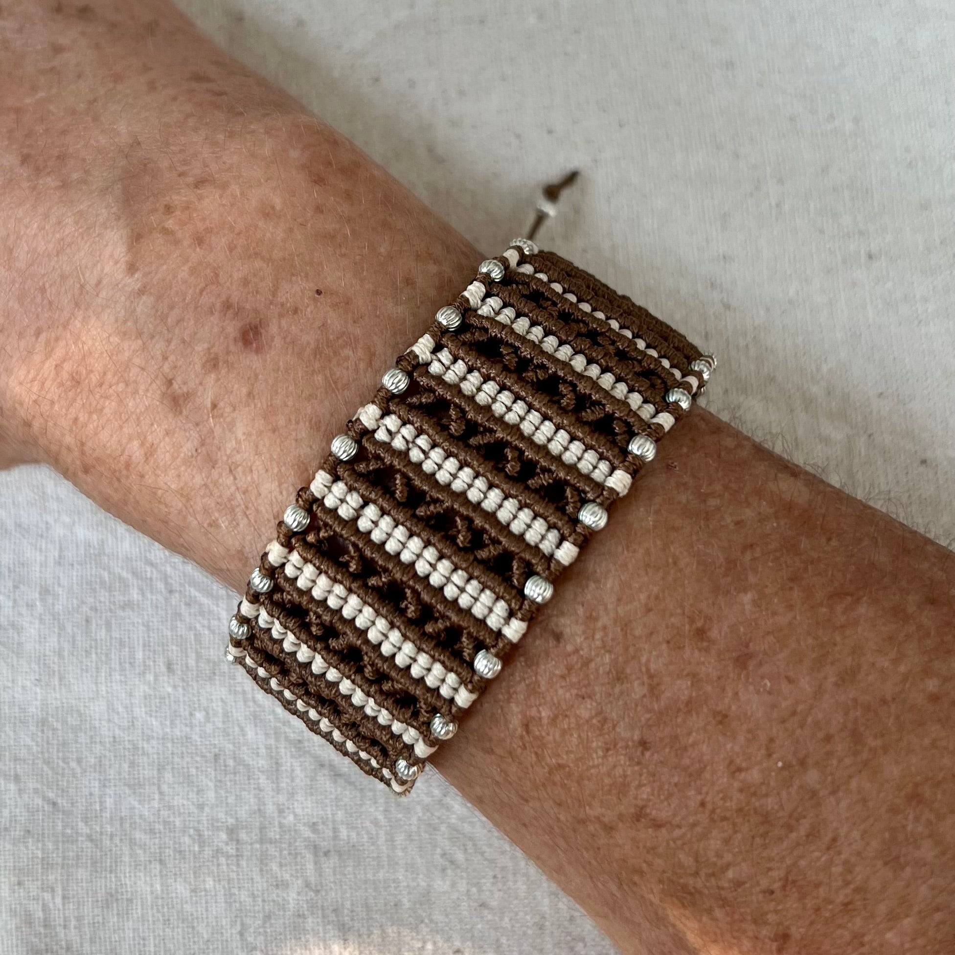 Pulsera vista en la muñeca