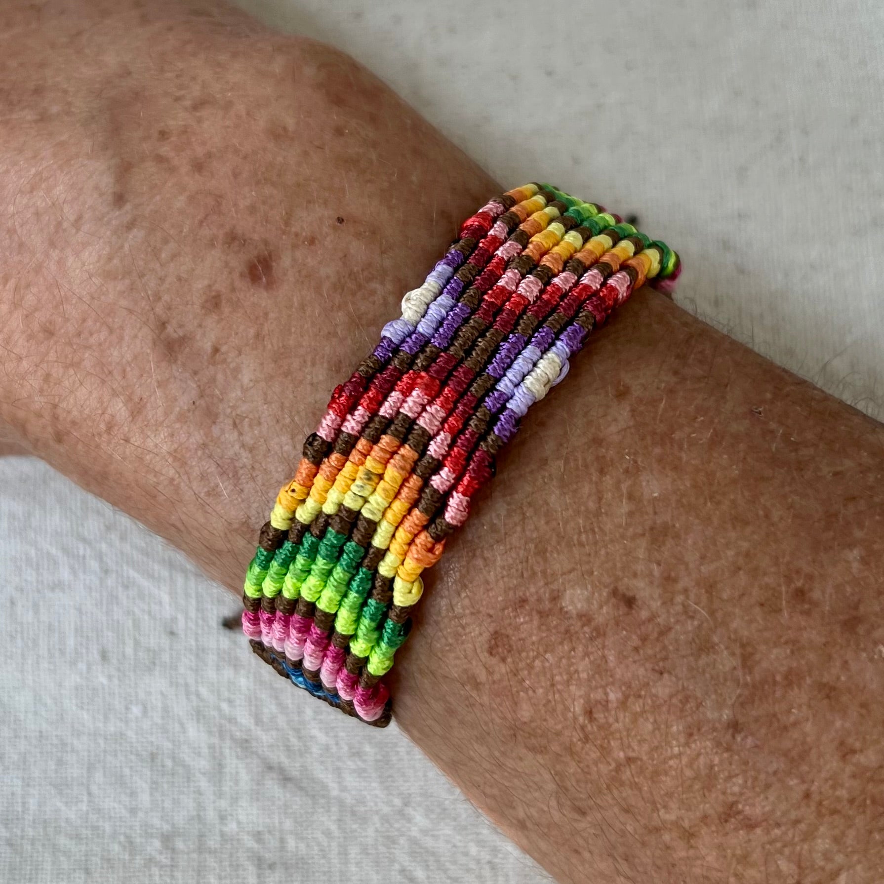 Vista de la pulsera en la muñeca