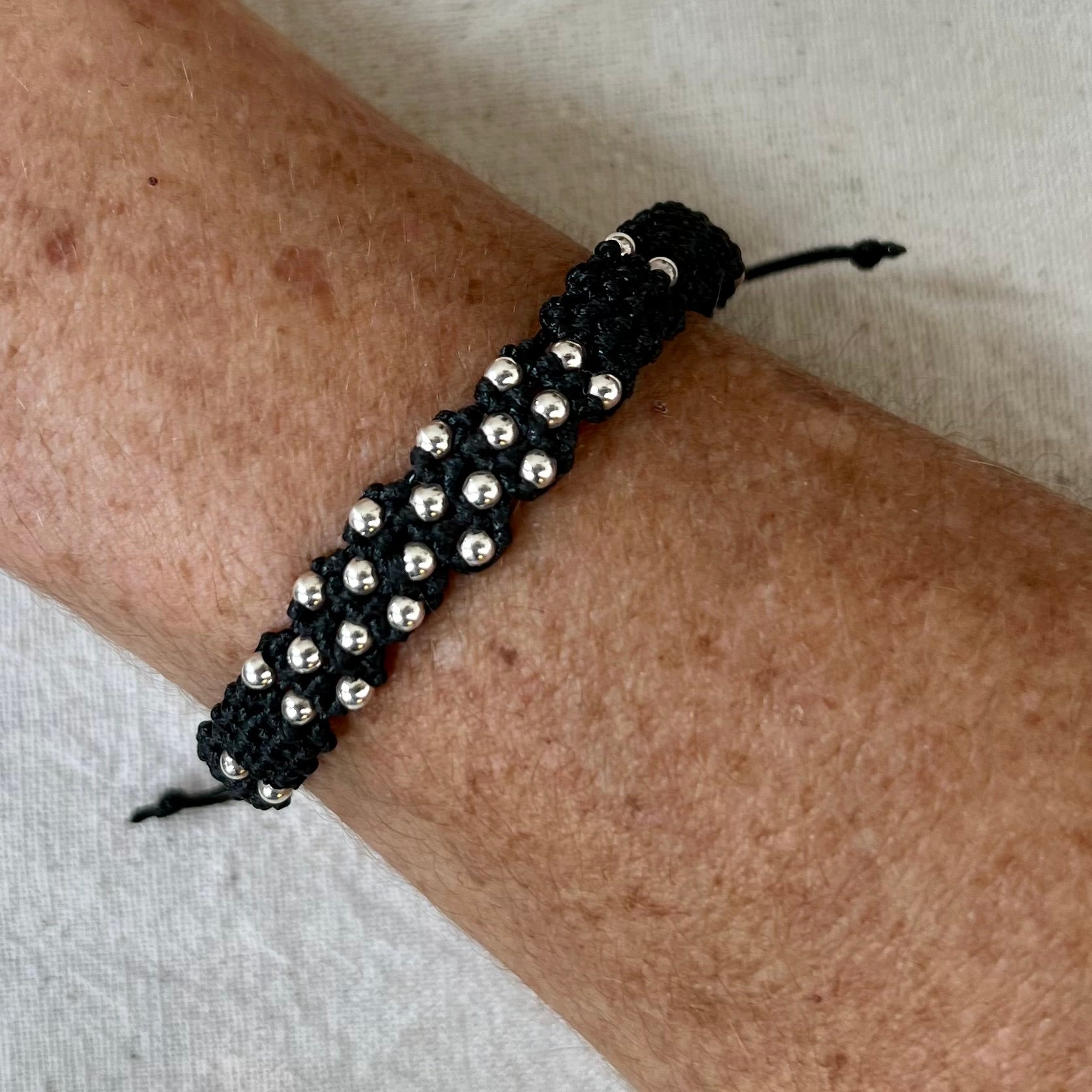Vista de la pulsera en la muñeca
