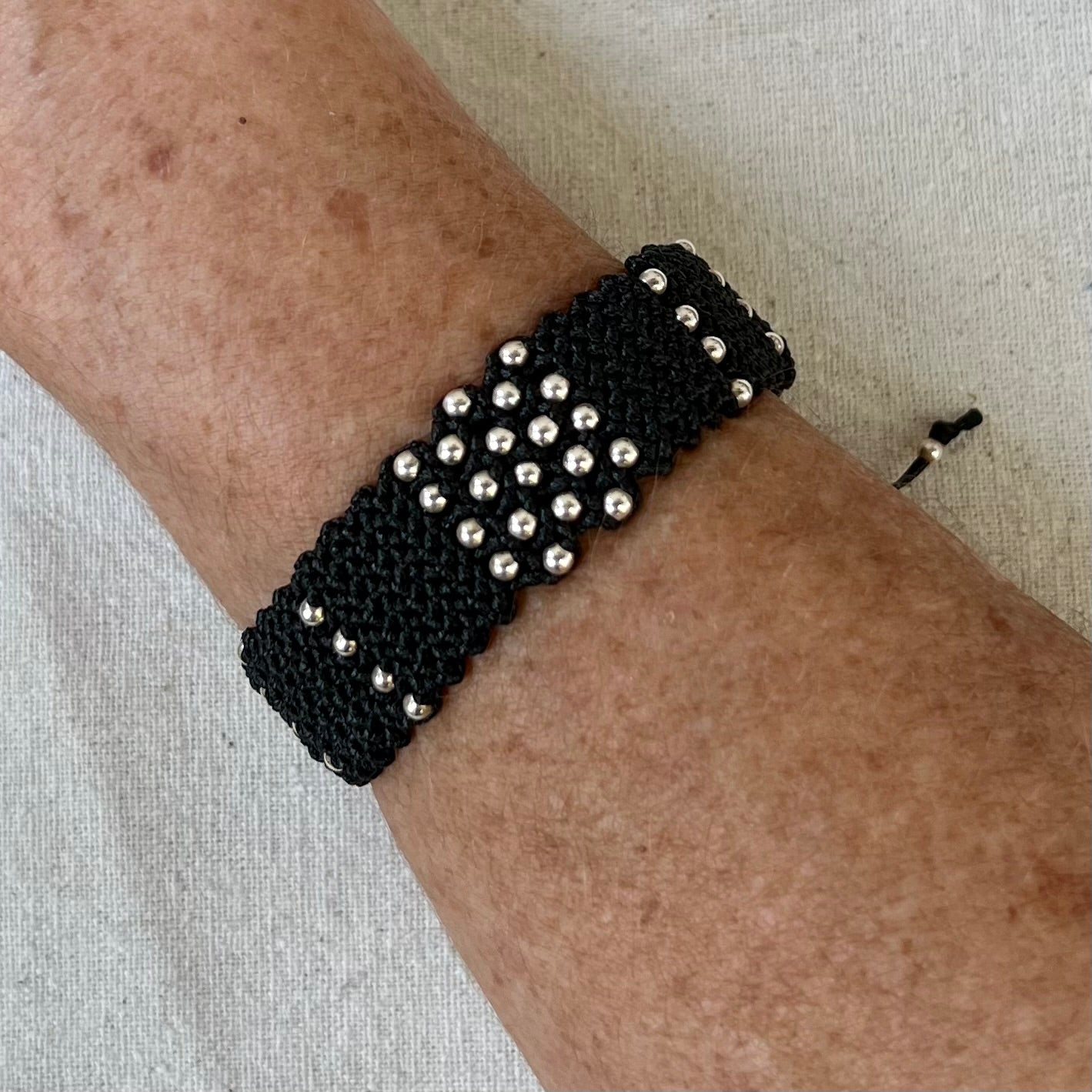 Pulsera de Macramé y Plata de Ley. Unisex. Hecho a Mano por CucuArt
