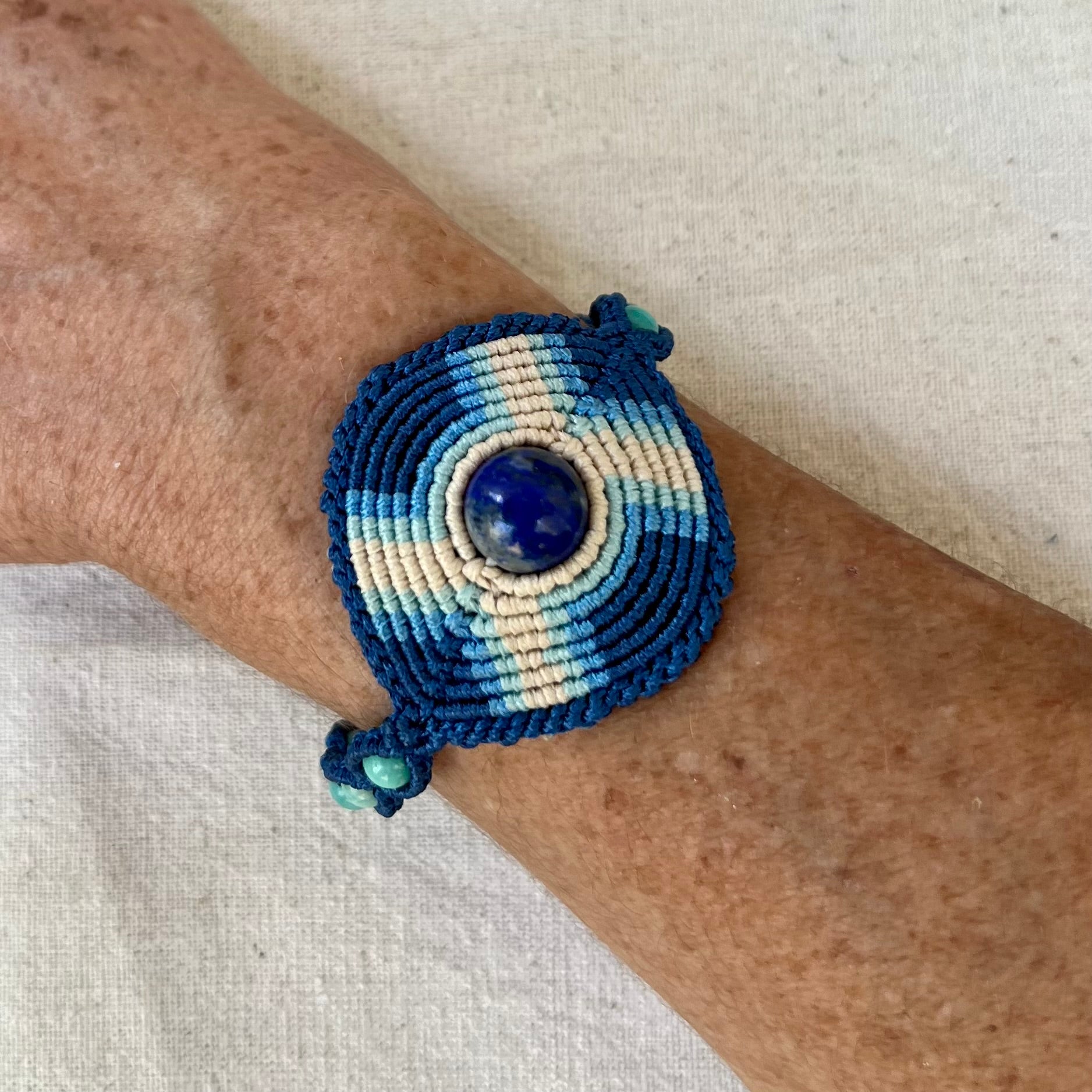 Vista de la pulsera en la muñeca